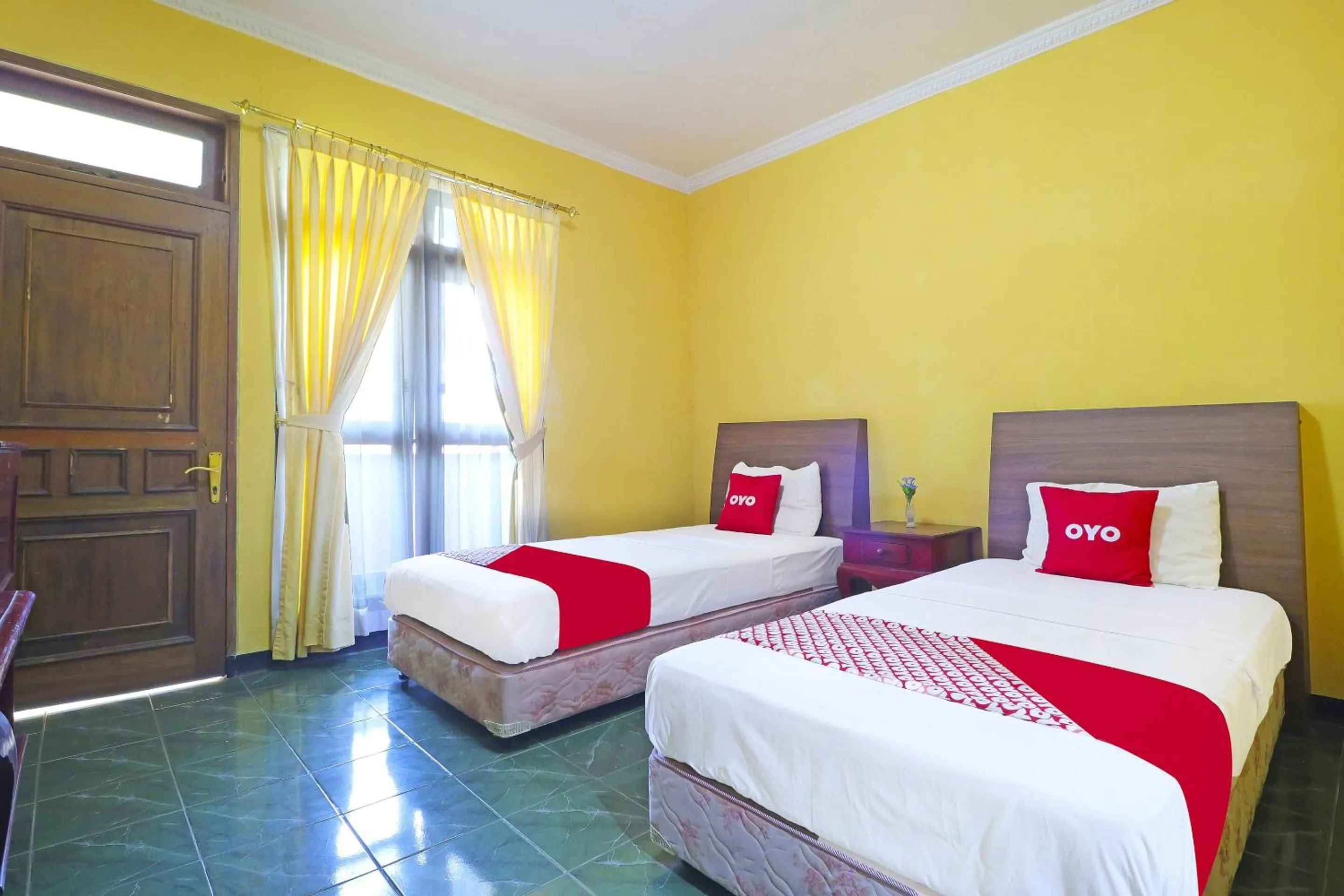 Superior Twin Room in RedDoorz near RSUD R Syamsudin Sukabumi
