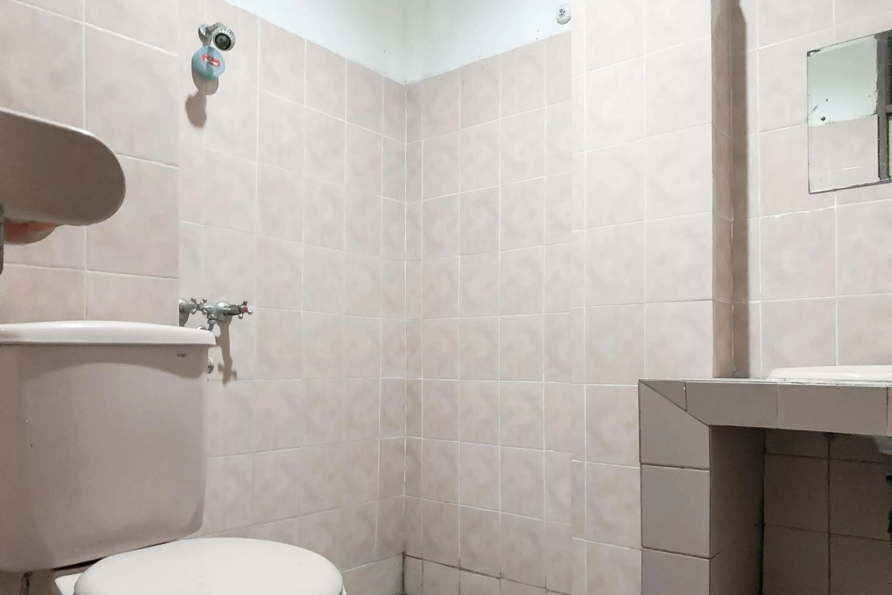 Bathroom in RedDoorz near RSUD R Syamsudin Sukabumi