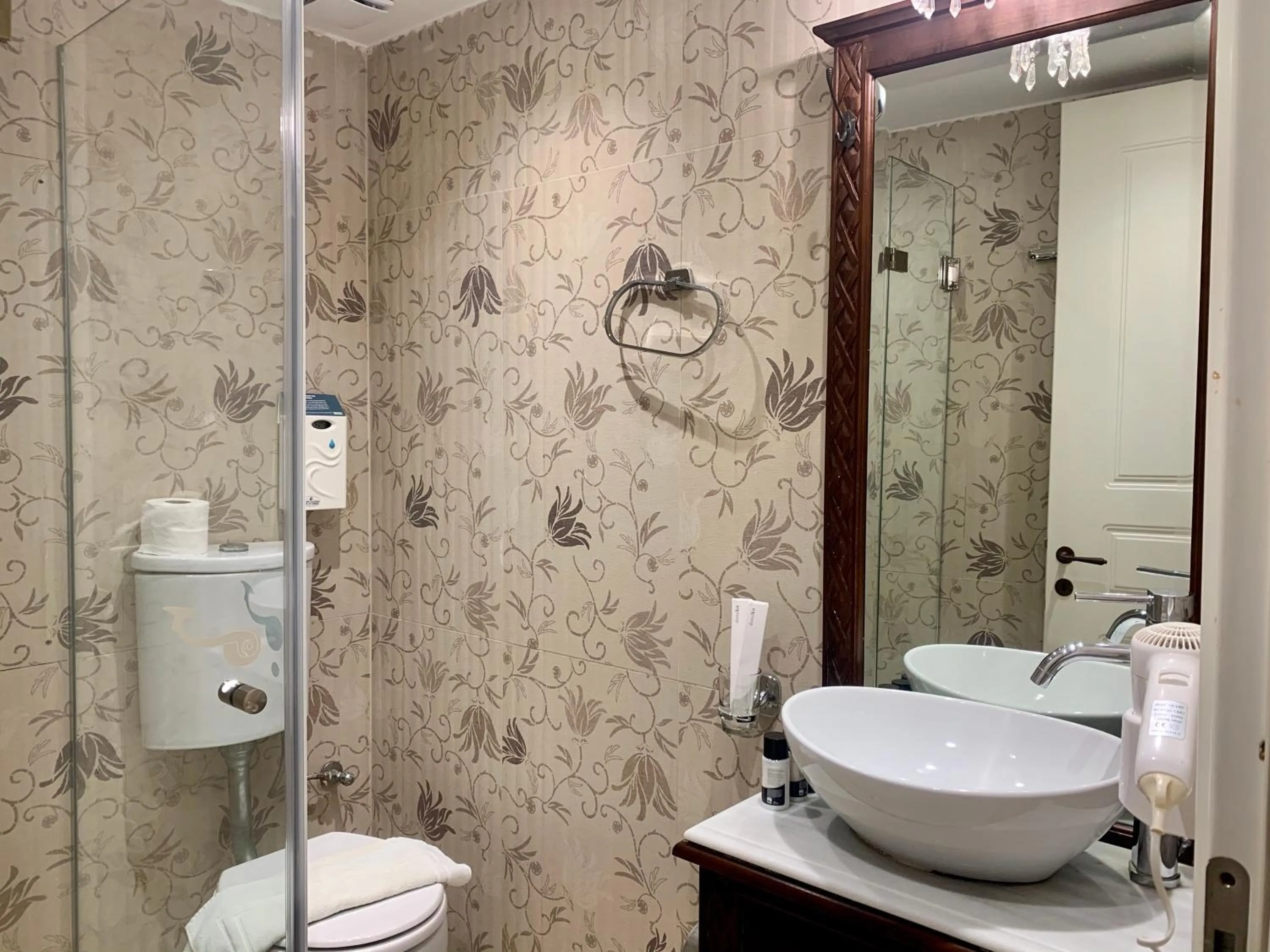 Shower in PortaDelMare deluxe suites