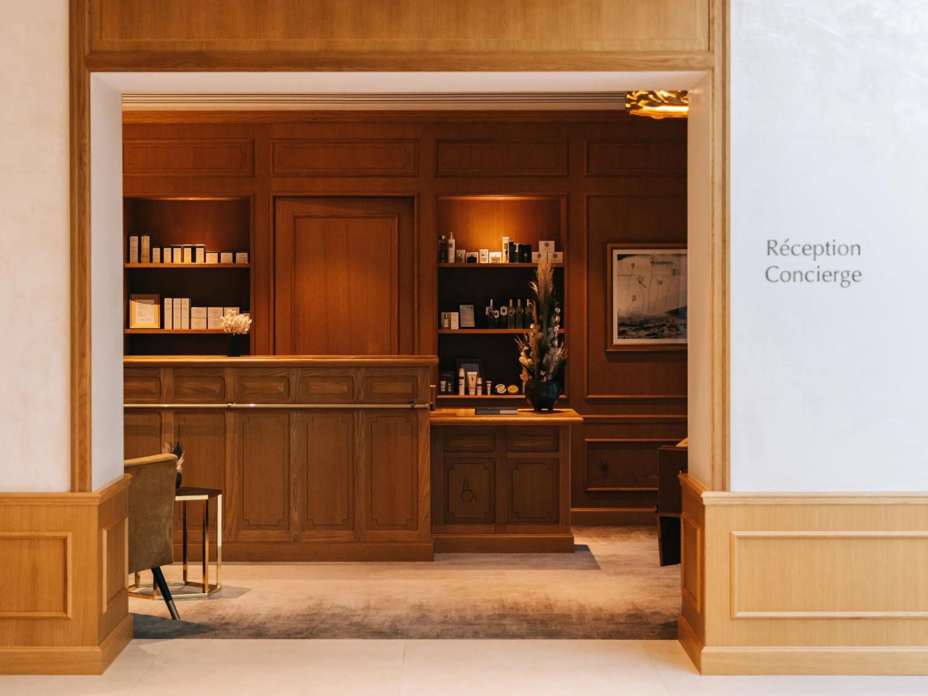 Lobby or reception in Hôtel Chais Monnet & Spa