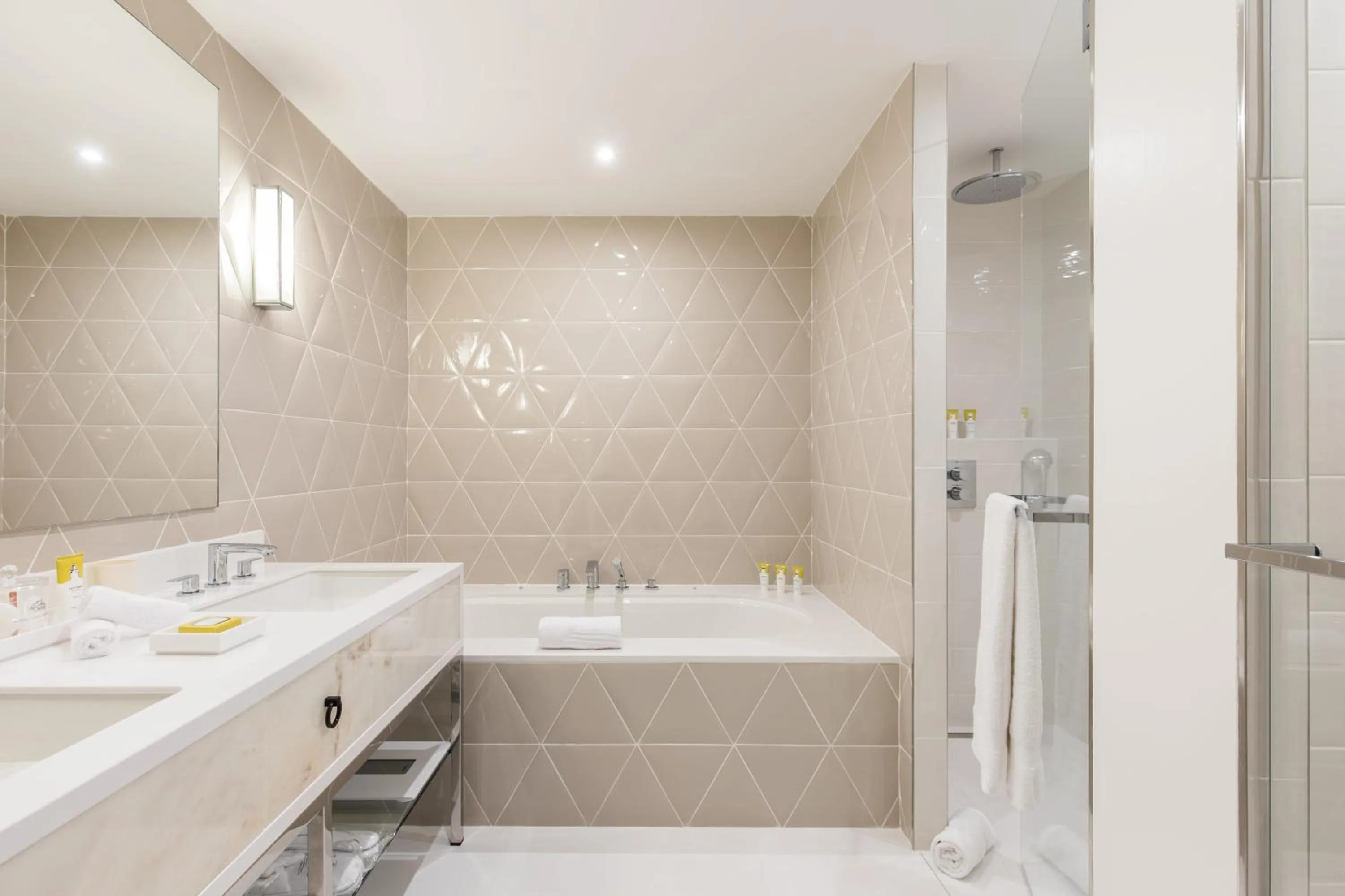 Bathroom in Hôtel Chais Monnet & Spa