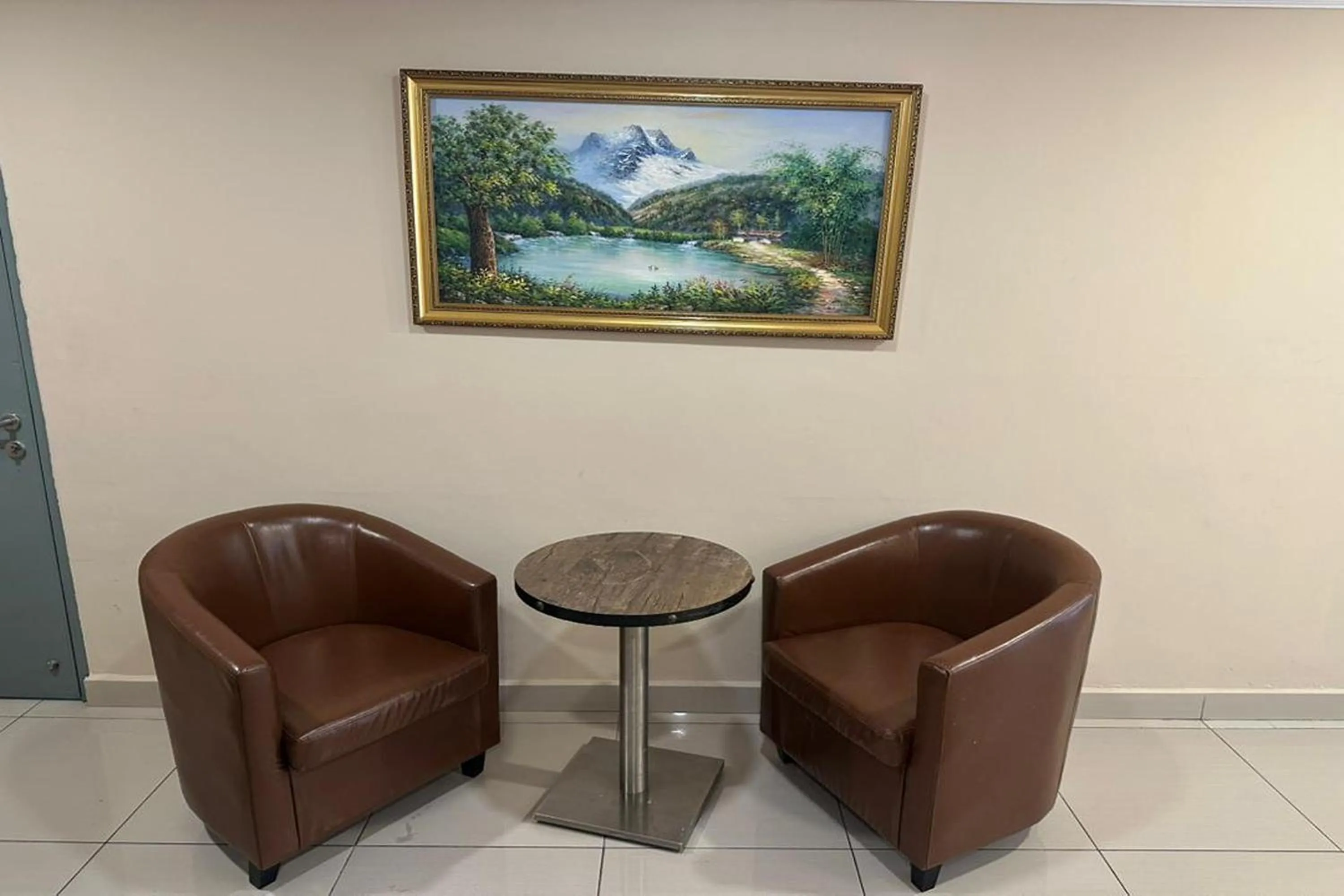 Restaurant/places to eat in Poorna Hotel