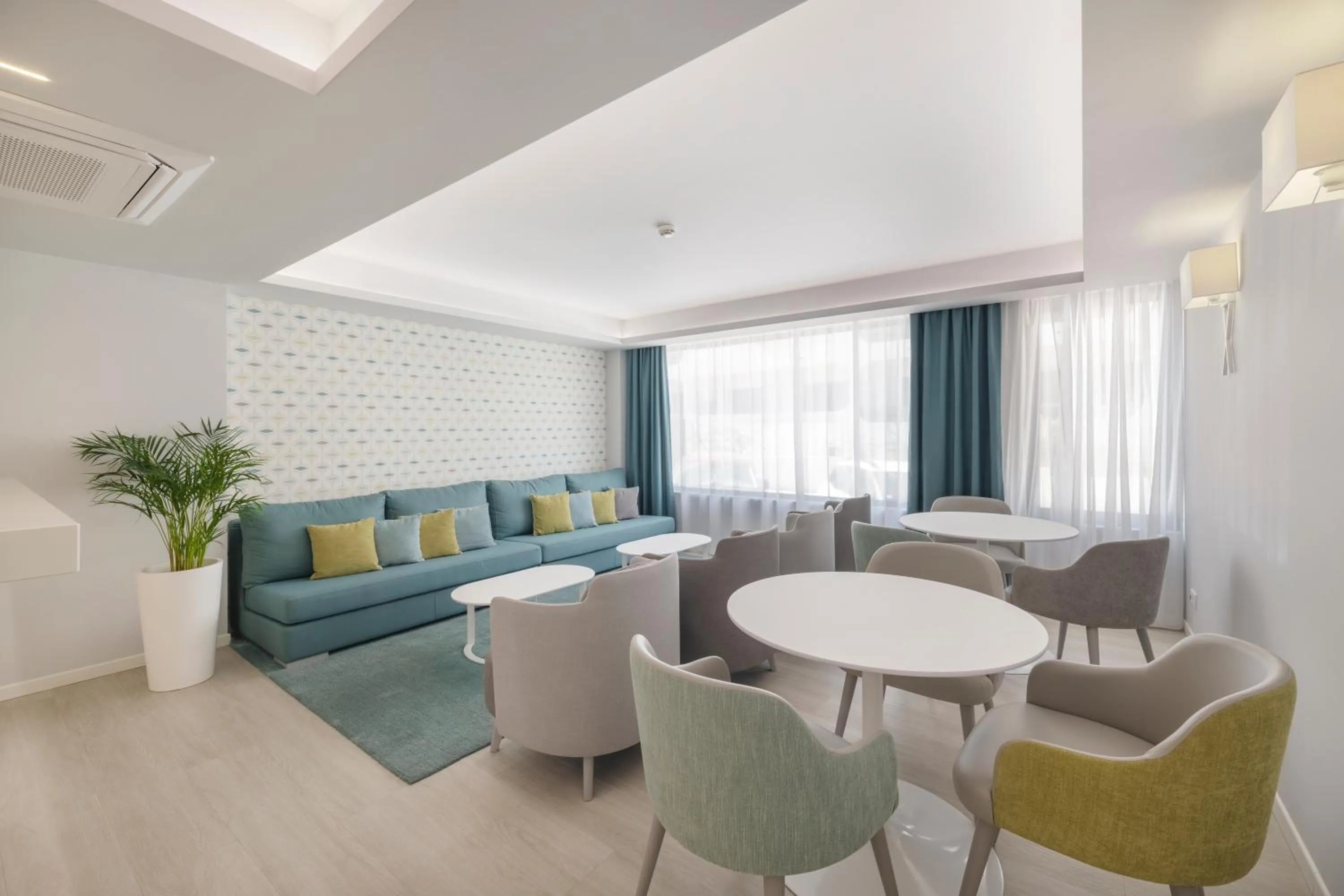 Communal lounge/ TV room in AlvorMar Apartamentos Turisticos