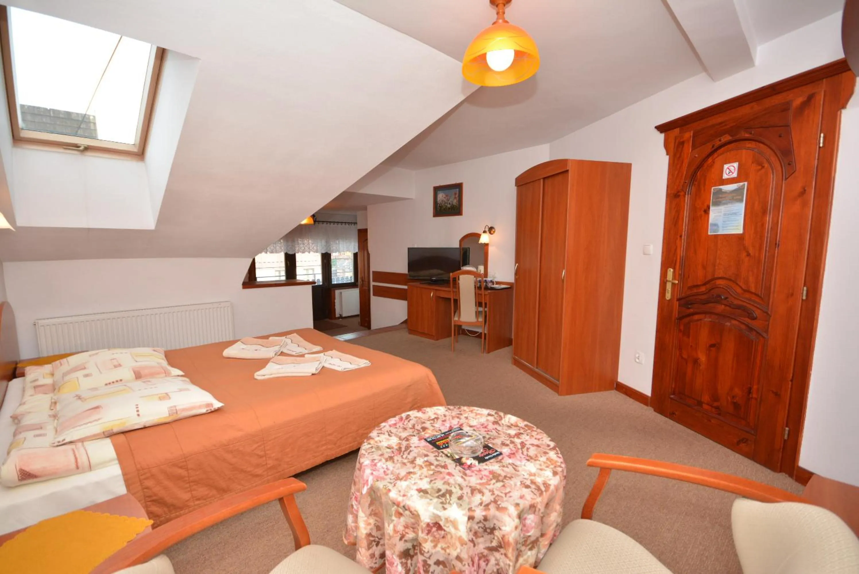 Photo of the whole room, Bed in Willa Kubik