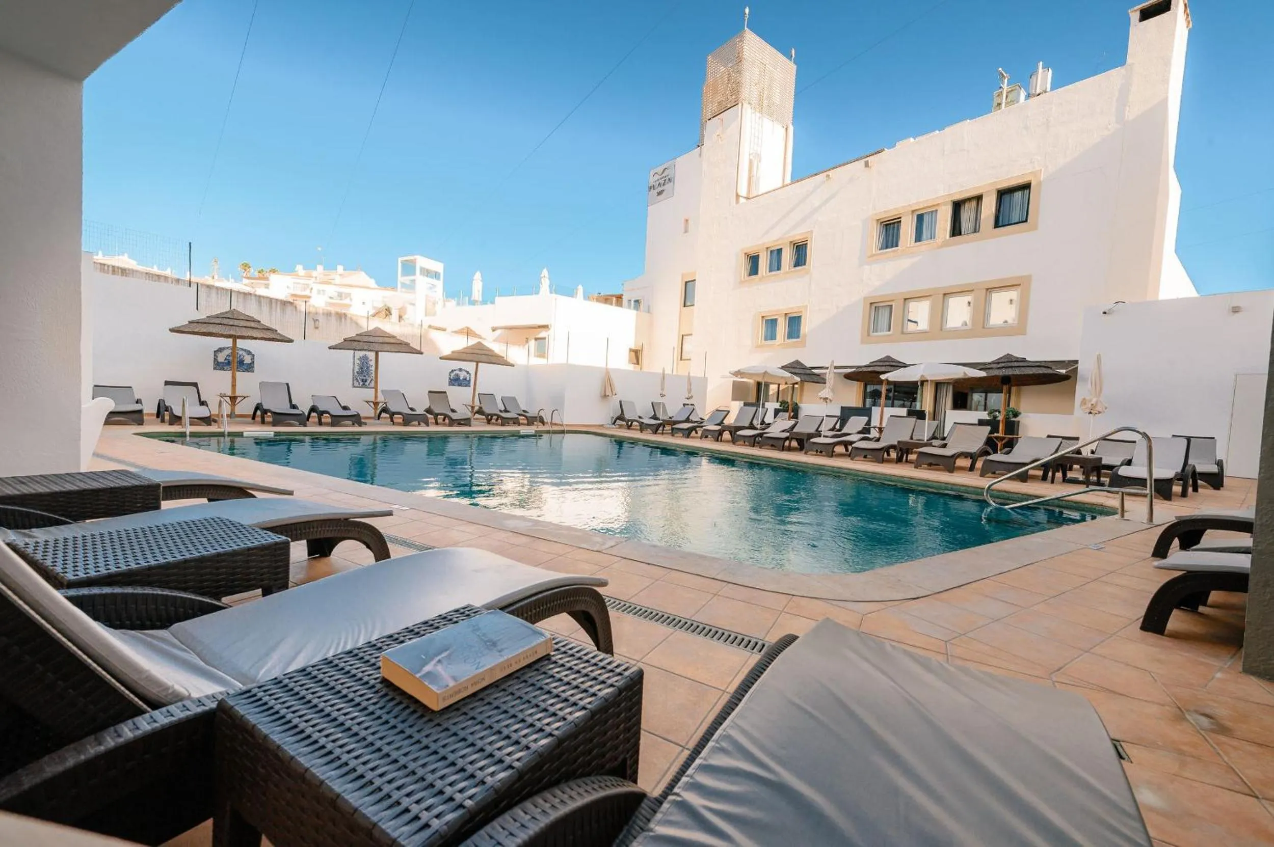 Swimming pool in Hotel Carvoeiro Plaza