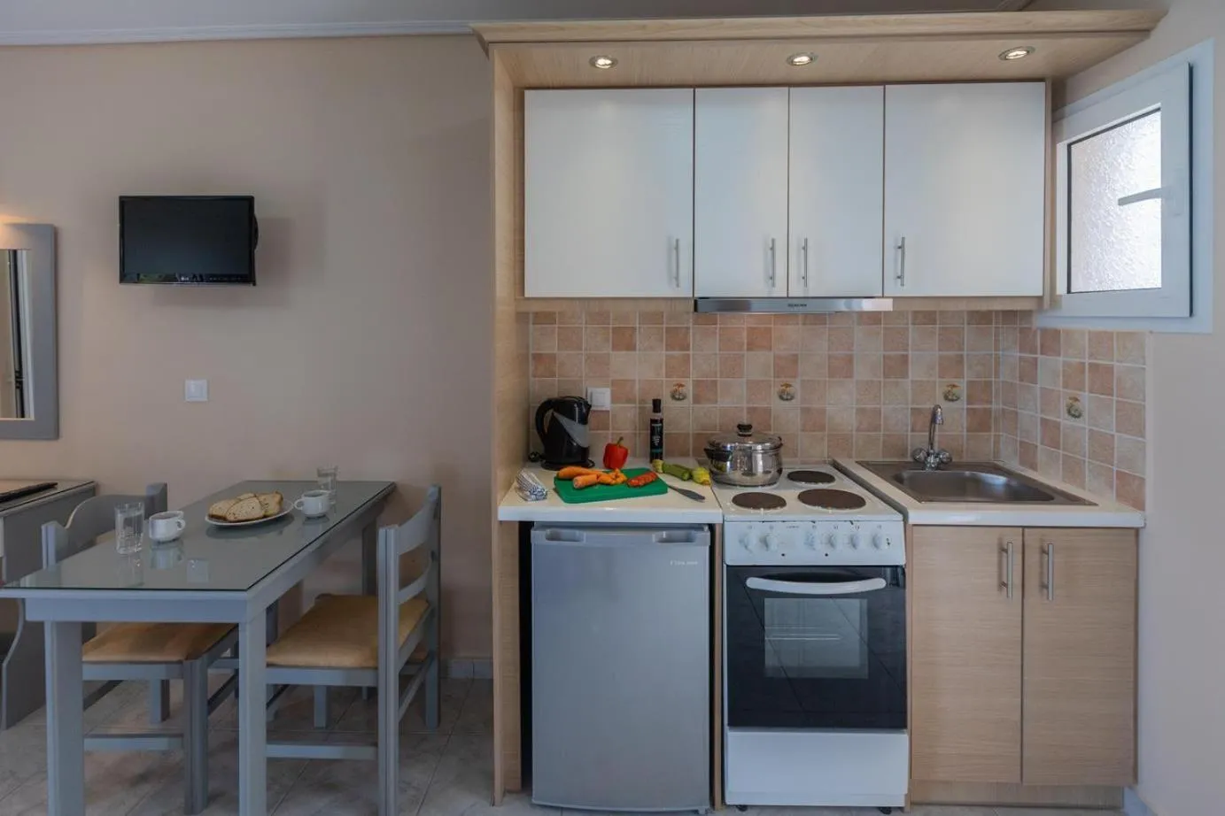 Kitchen or kitchenette in eleni studios