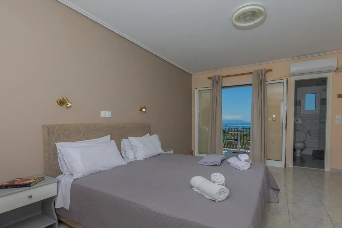 Photo of the whole room in eleni studios