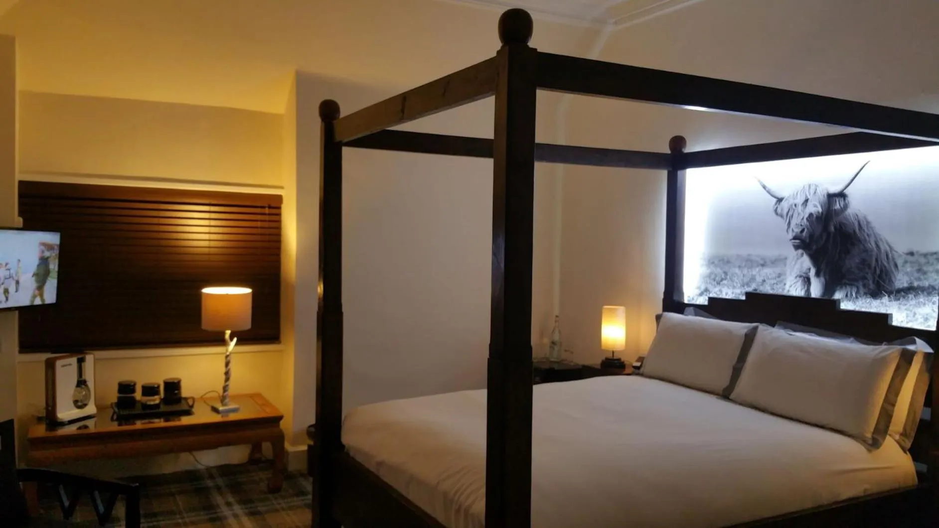 Property building, Bed in The Four Seasons Hotel