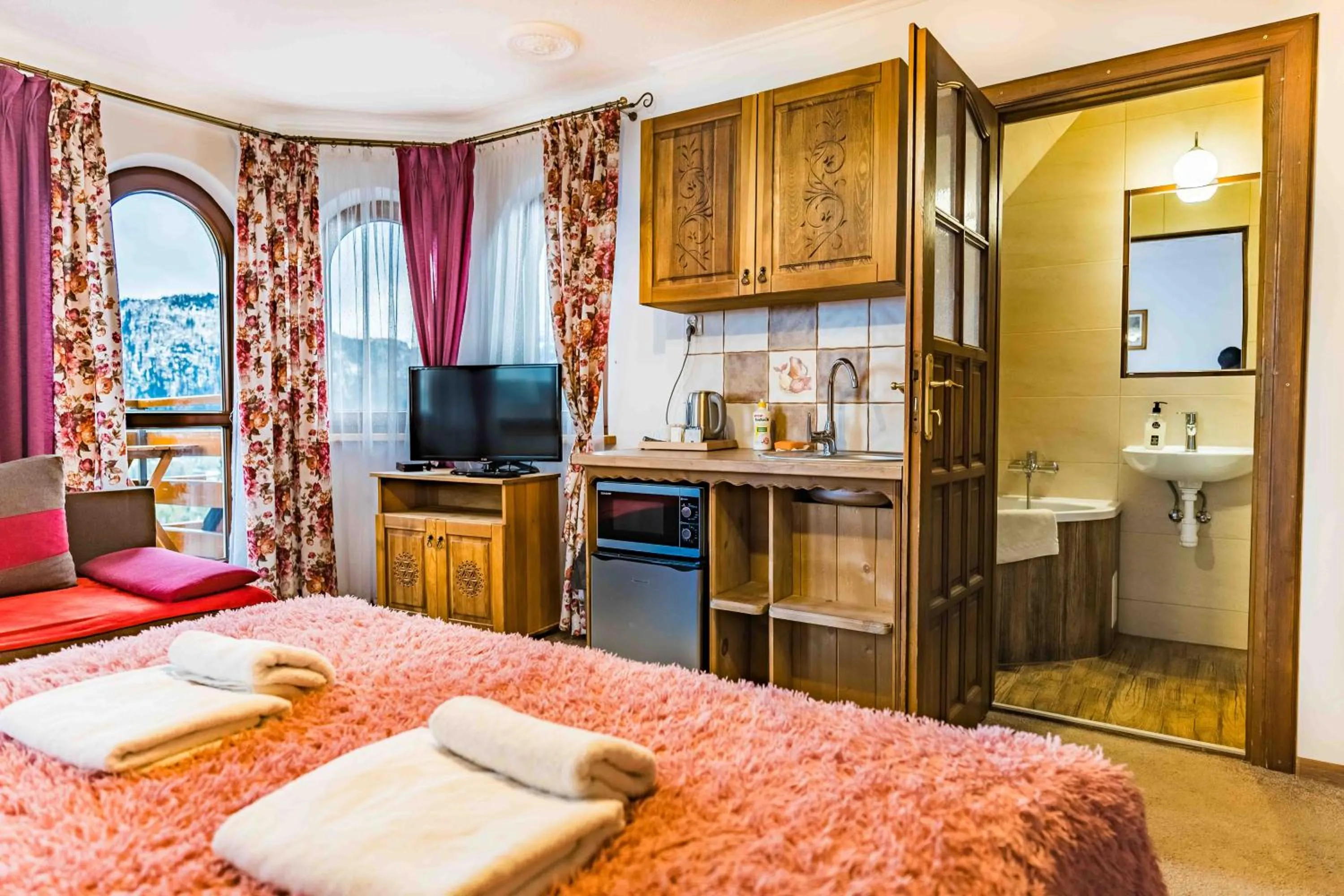 Kitchen or kitchenette, Bed in Górski Pałacyk Kompleks obiektów