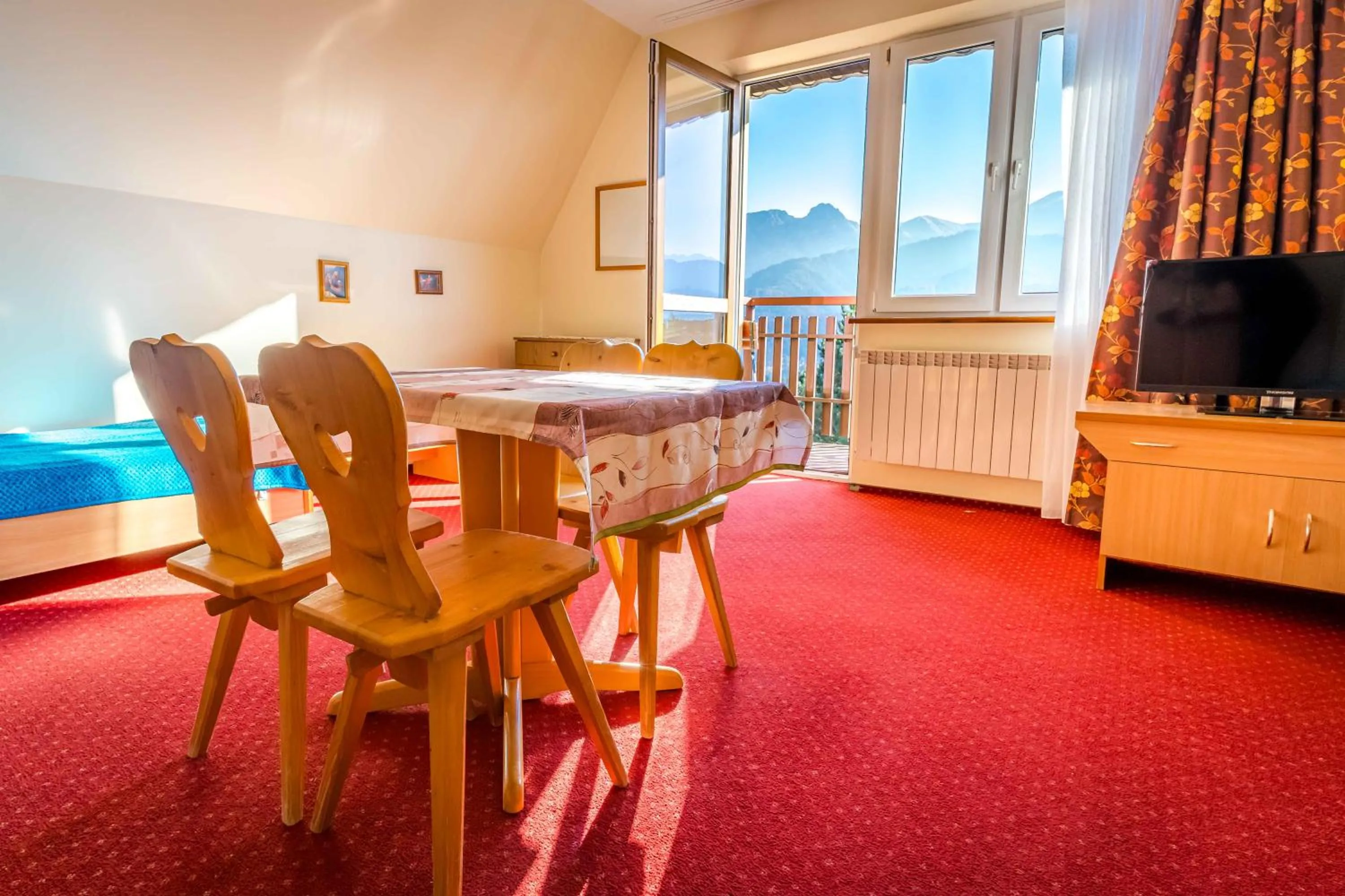 Communal lounge/ TV room in Górski Pałacyk Kompleks obiektów