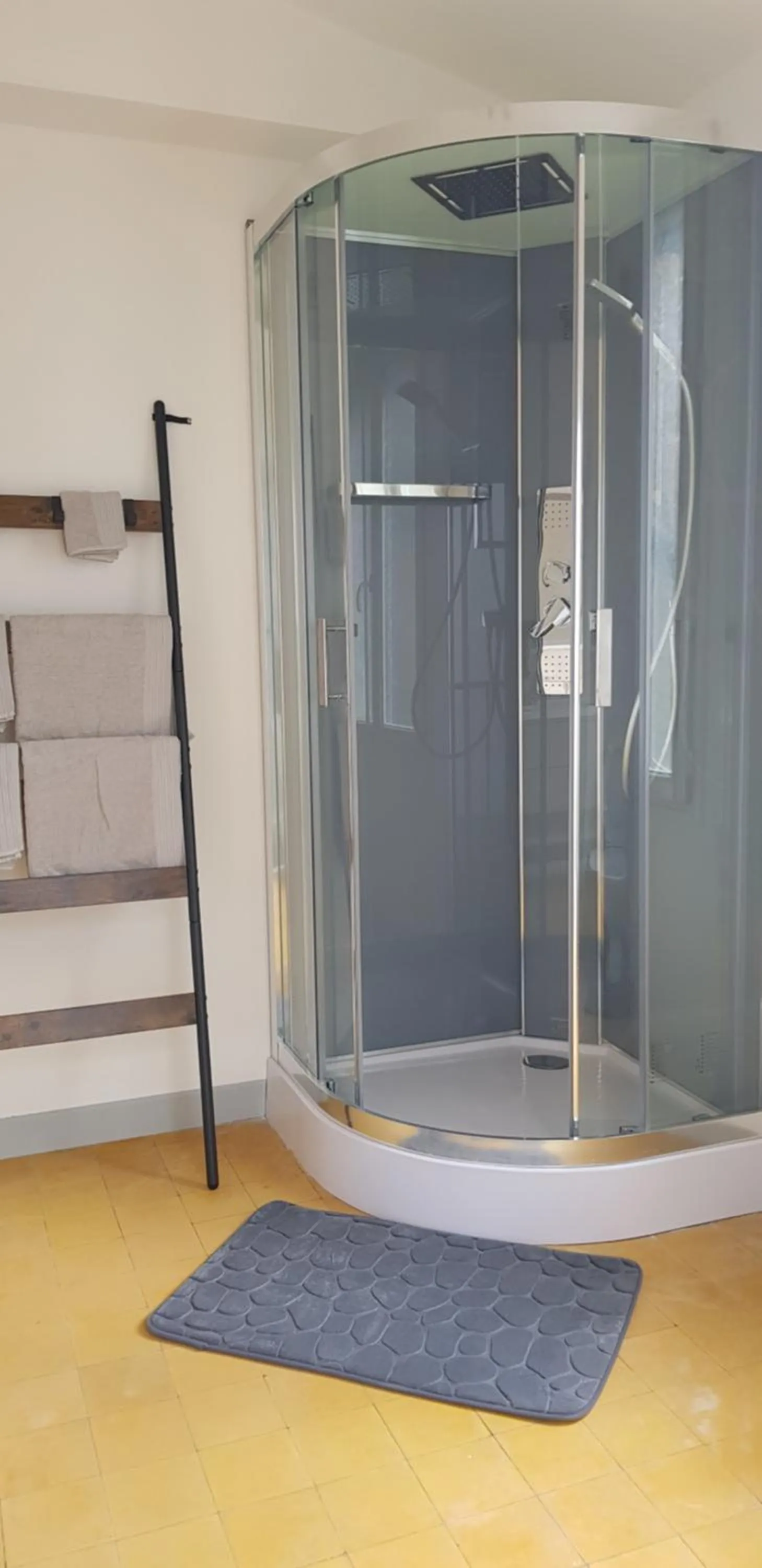 Shower in Chez Albert et Karine