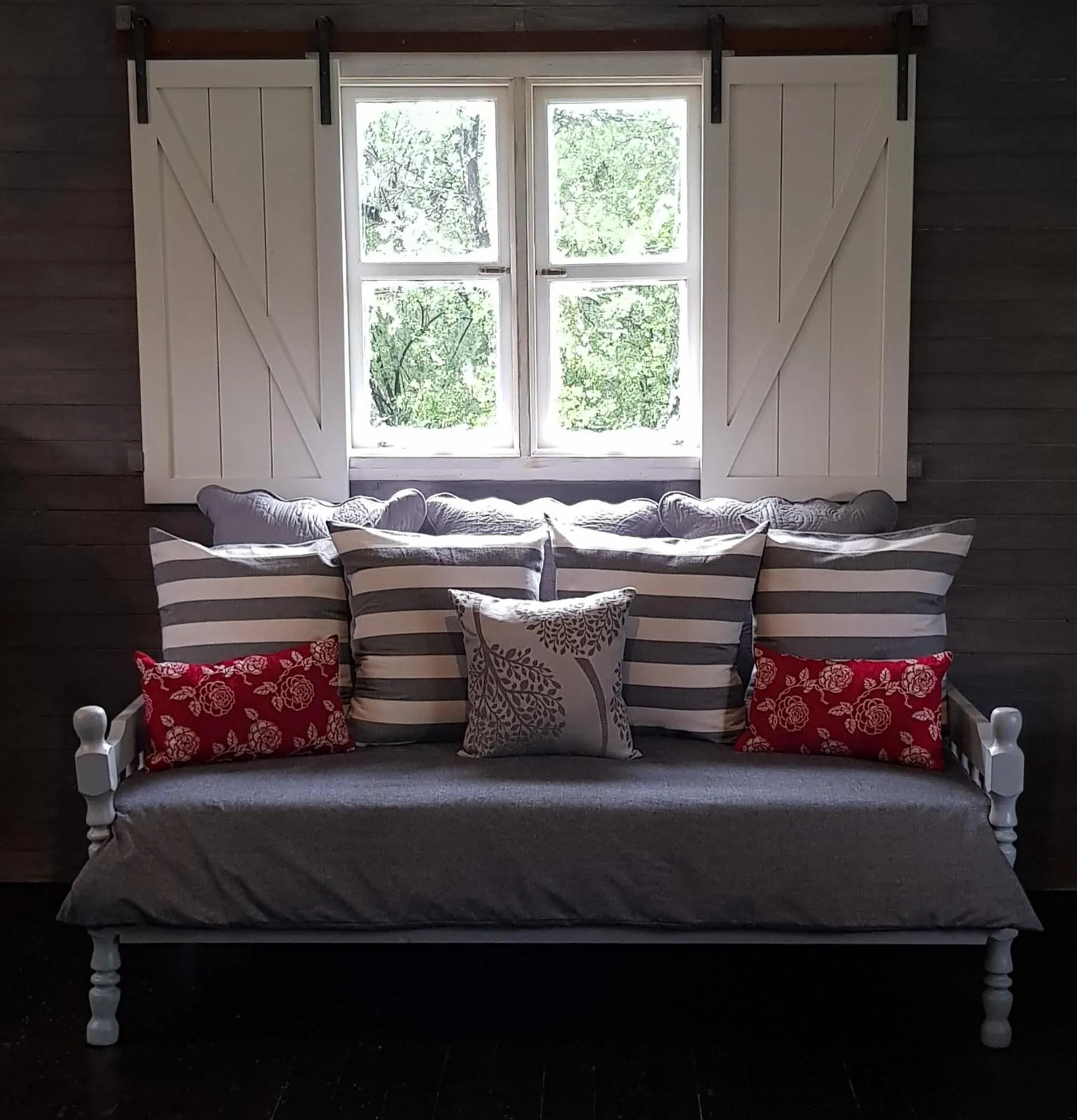 Photo of the whole room, Bed in River Rock Lodge