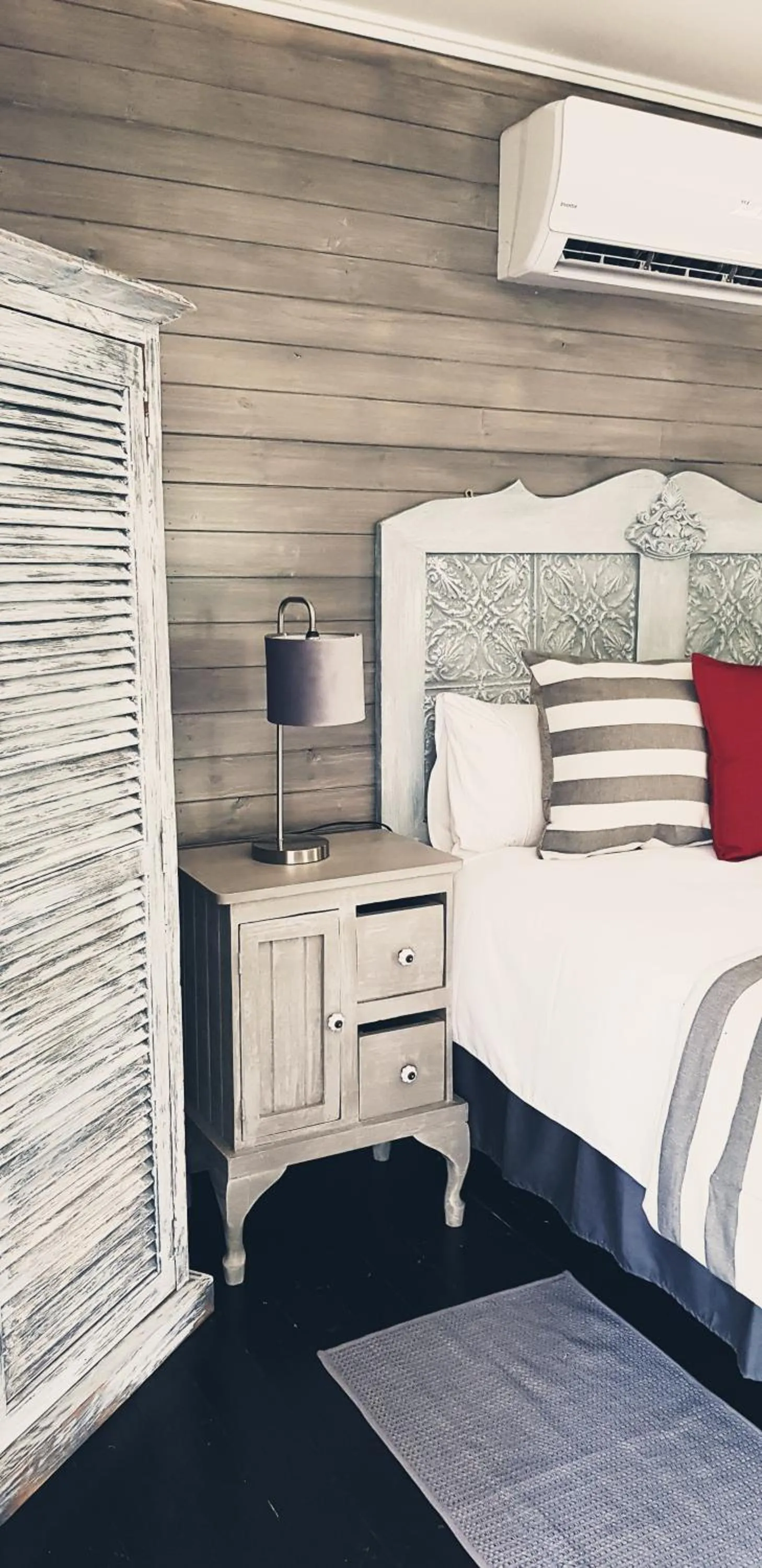 Decorative detail, Bed in River Rock Lodge