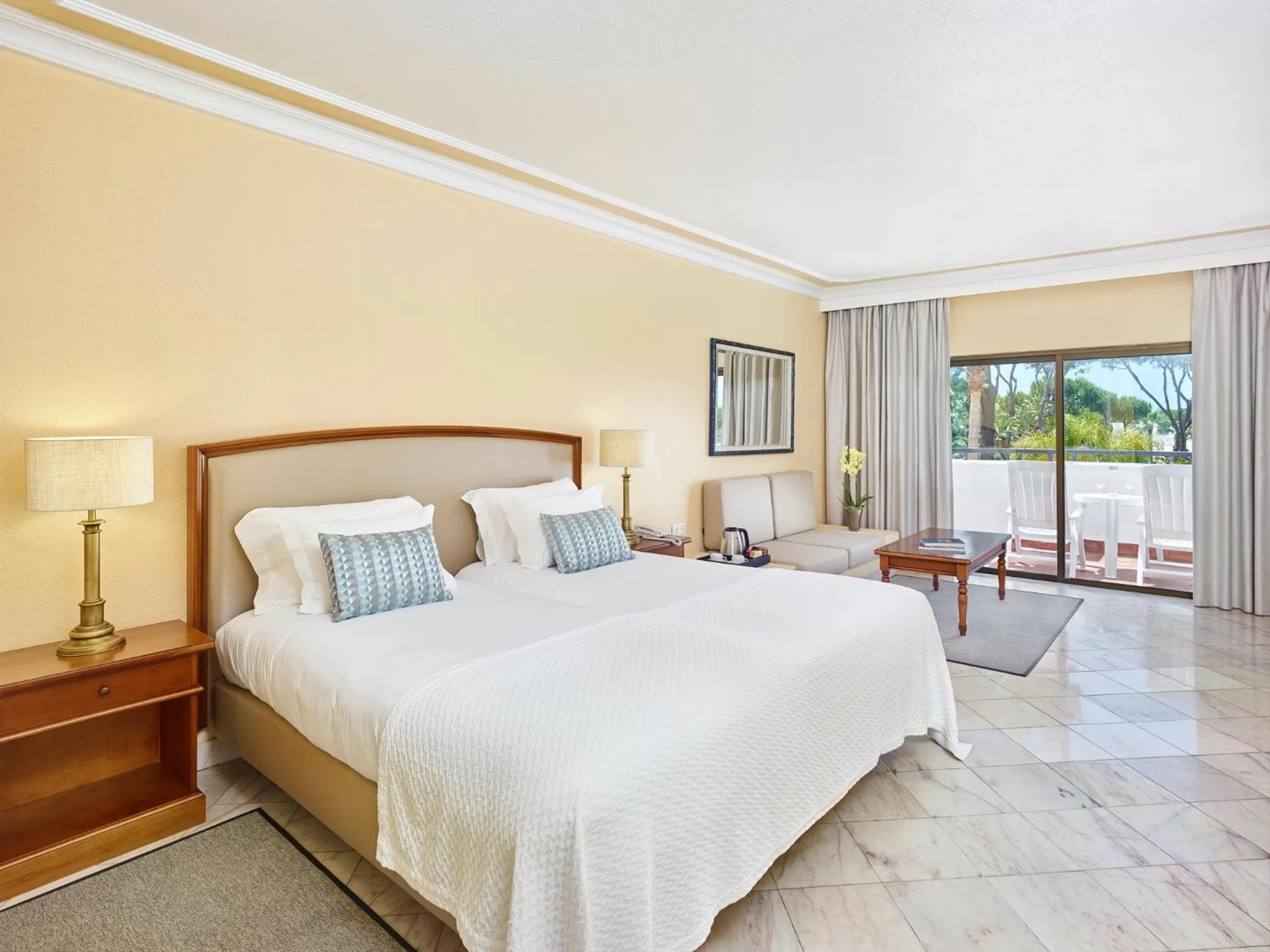 Bed in Ria Park Garden Hotel