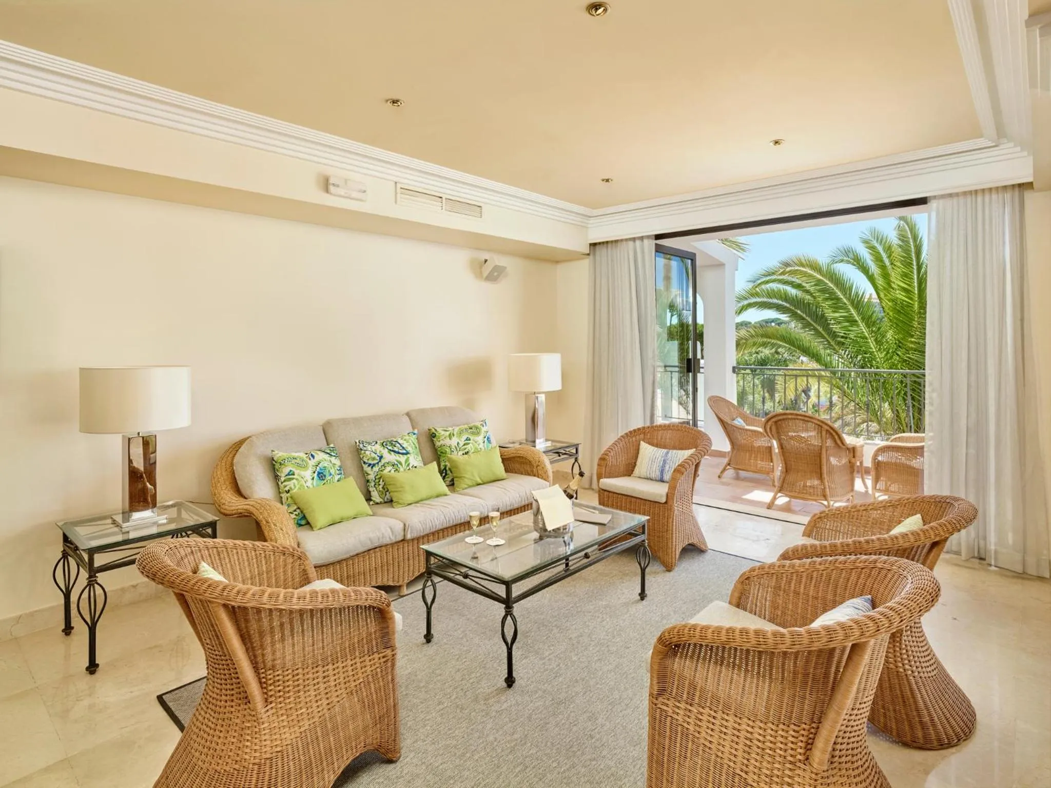 Communal lounge/ TV room in Ria Park Garden Hotel