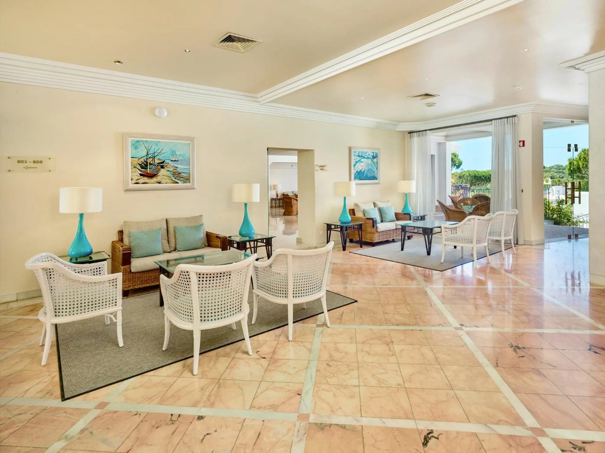 Communal lounge/ TV room in Ria Park Garden Hotel