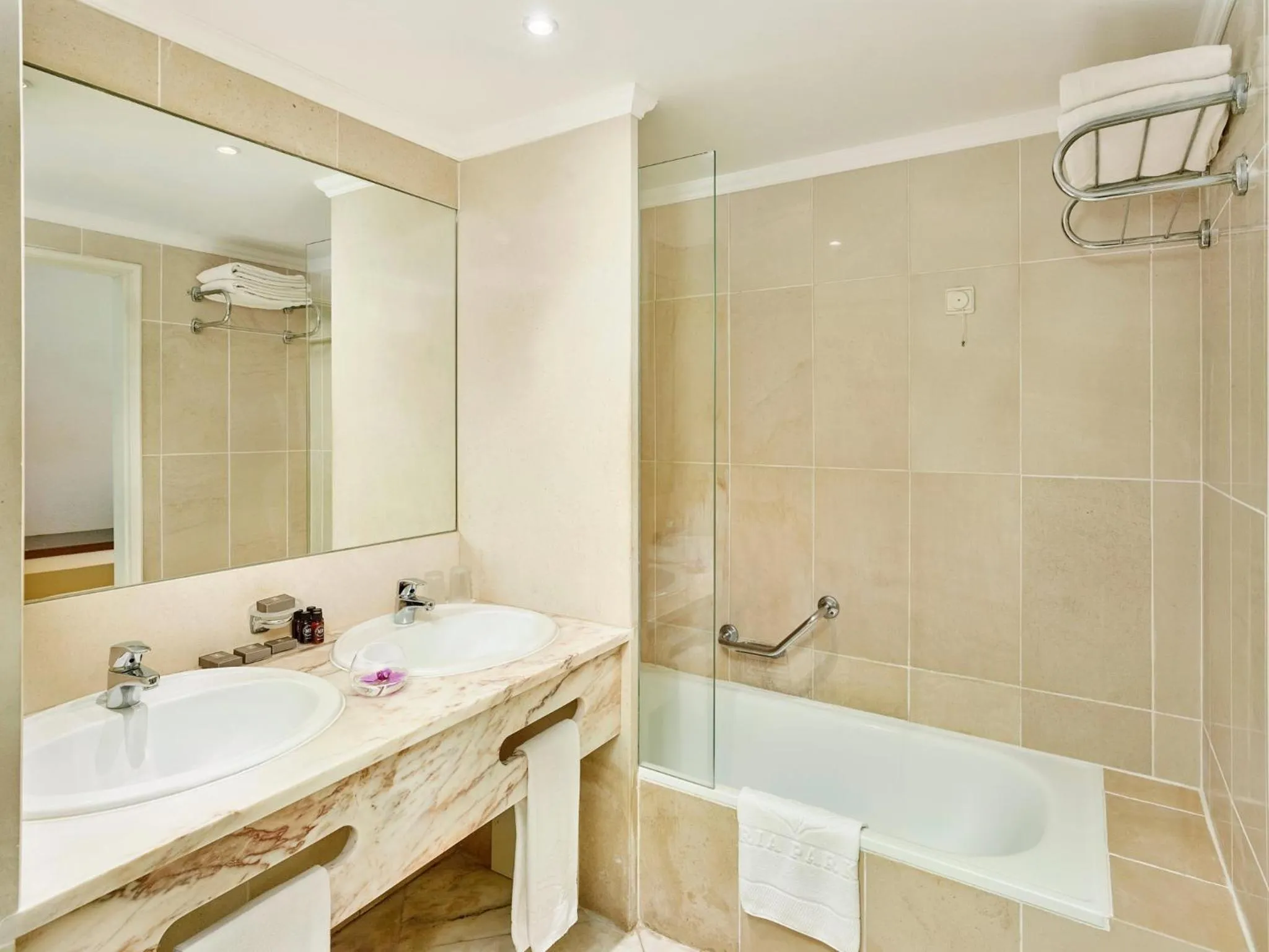 Bathroom in Ria Park Garden Hotel