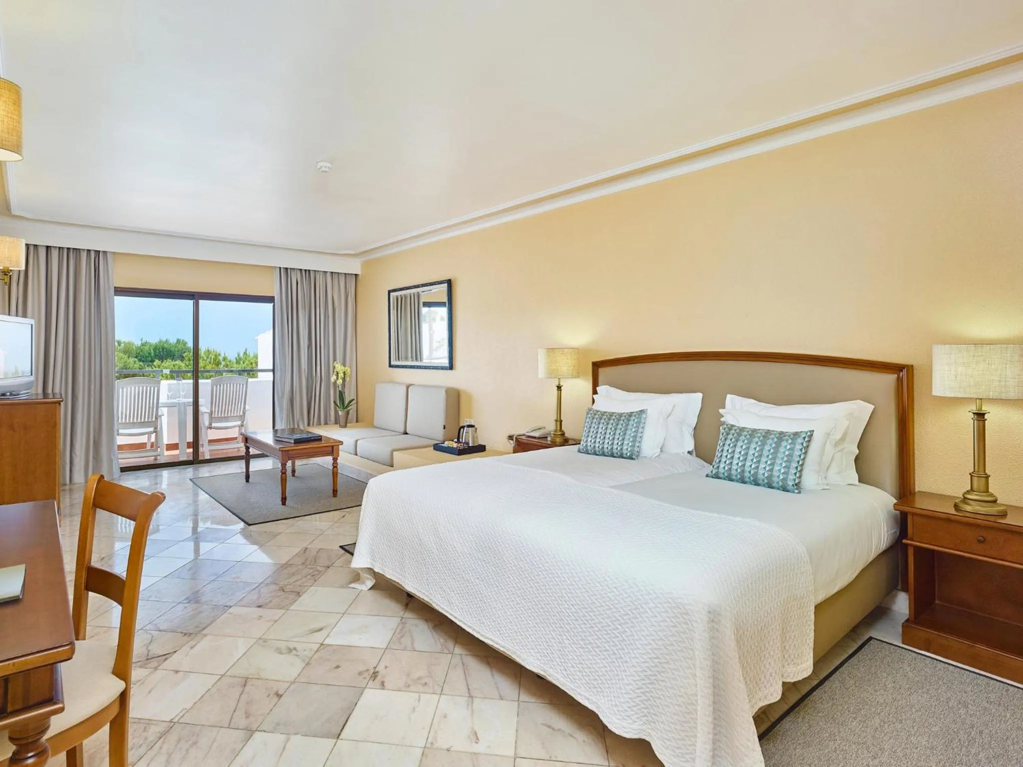 Bed in Ria Park Garden Hotel