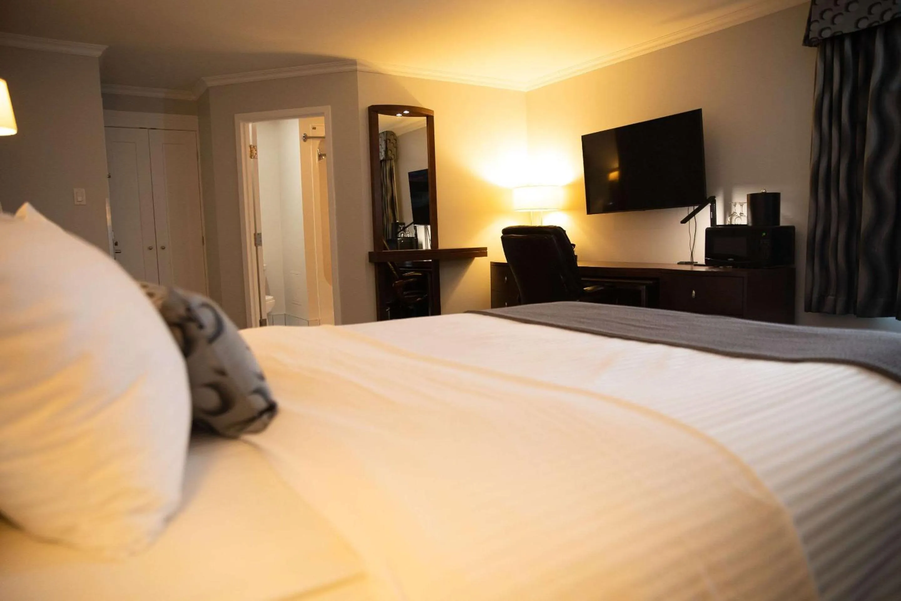 Bedroom, Bed in Le Noranda Hotel & Spa, an Ascend Collection Hotel