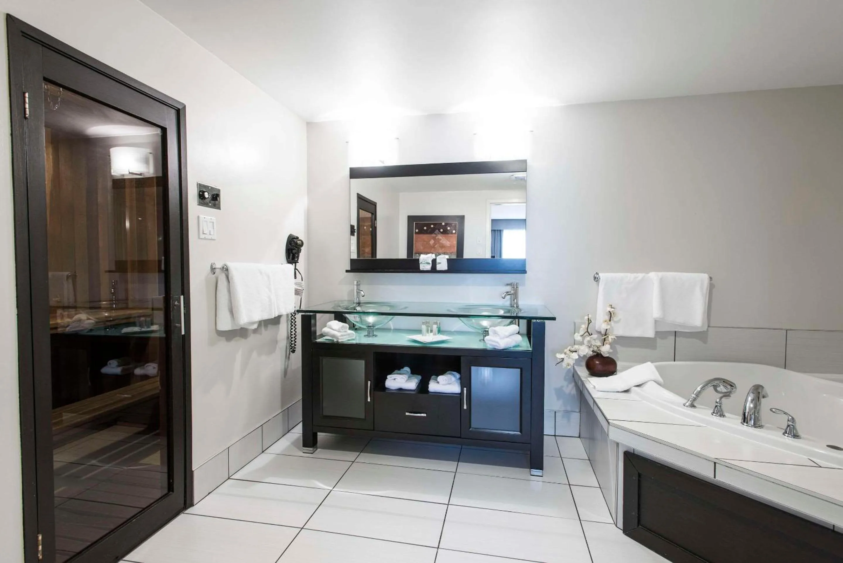 Bedroom in Le Noranda Hotel & Spa, an Ascend Collection Hotel