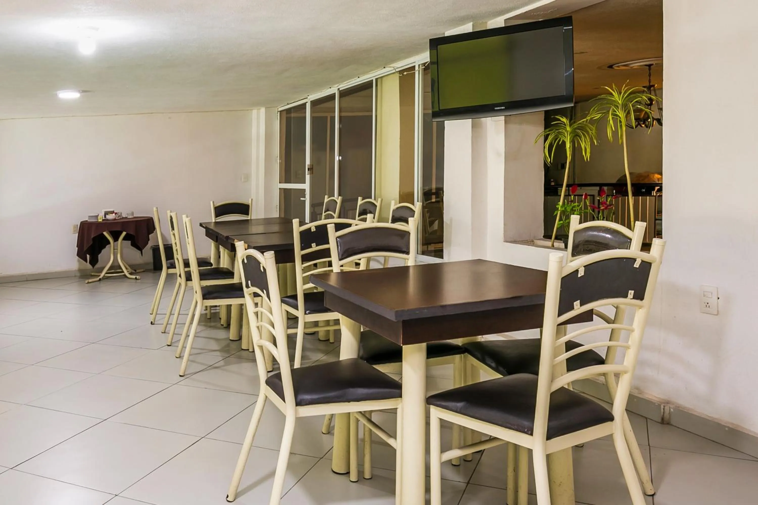 Restaurant/places to eat in Capital O Hotel Victoria Morelia