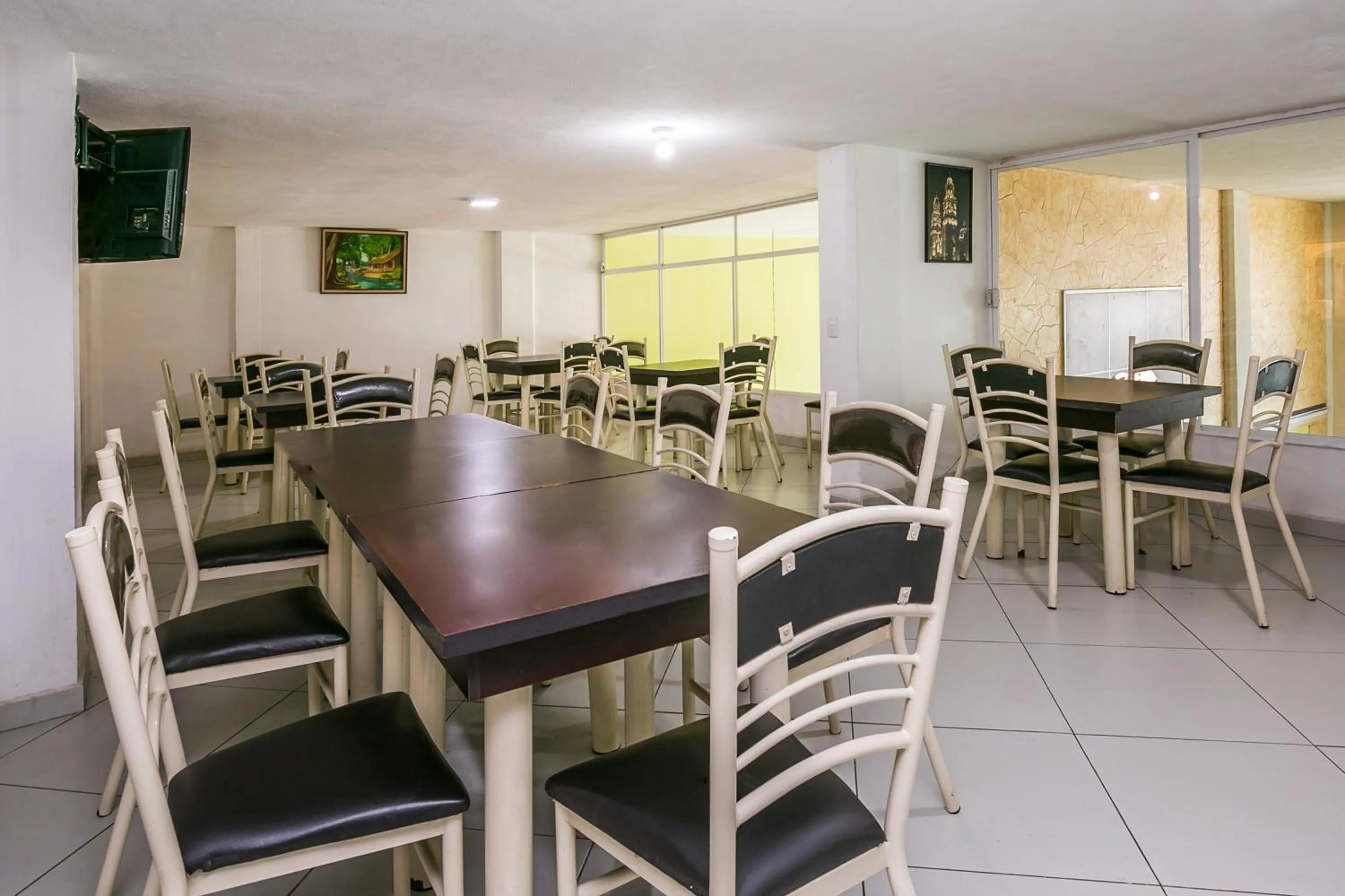 Restaurant/places to eat in Capital O Hotel Victoria Morelia