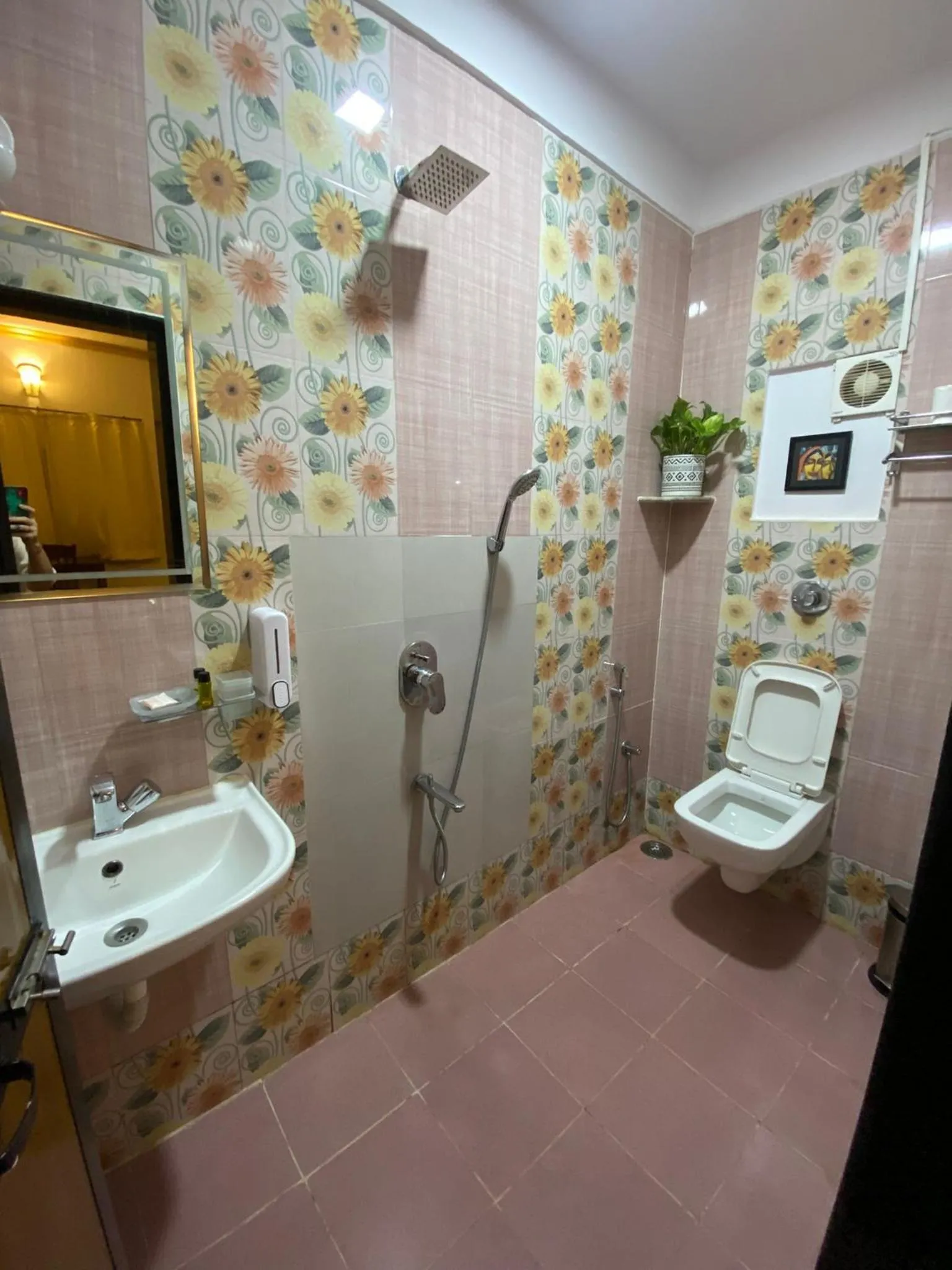 Toilet in LaligurasVilla Beachside Escape - 100m to Beach