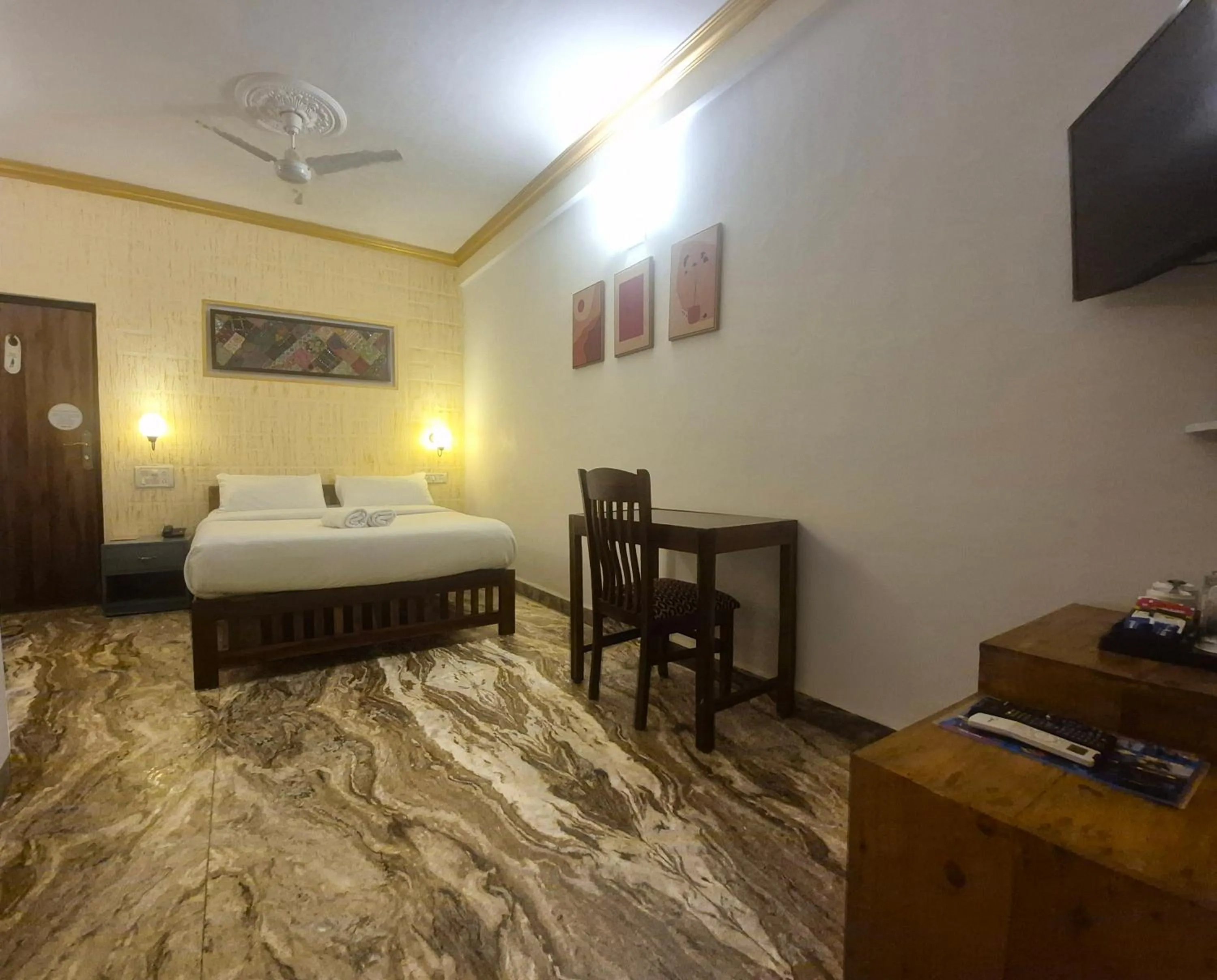 Communal lounge/ TV room, Bed in LaligurasVilla Beachside Escape - 100m to Beach