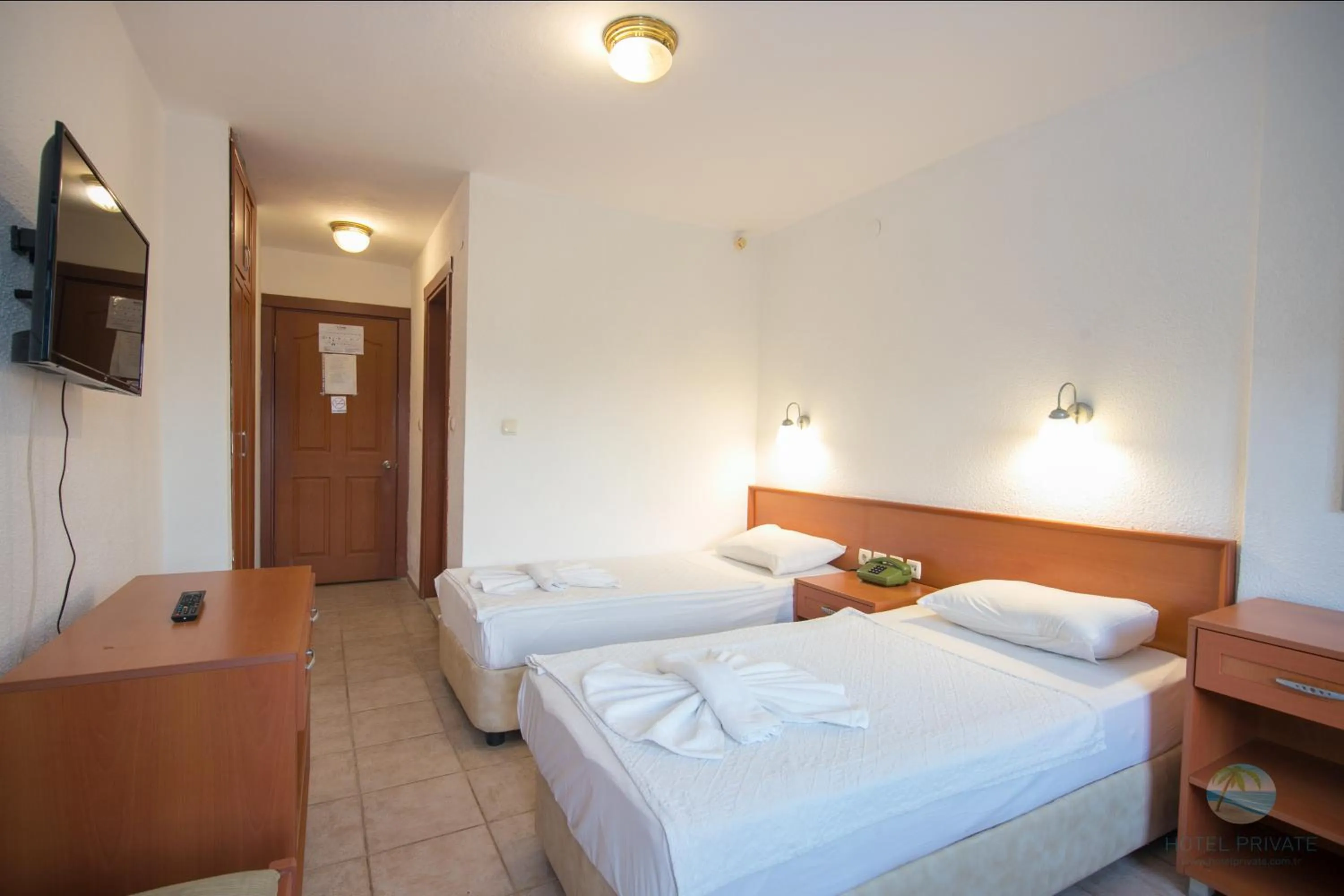 Communal lounge/ TV room, Bed in Private Hotel