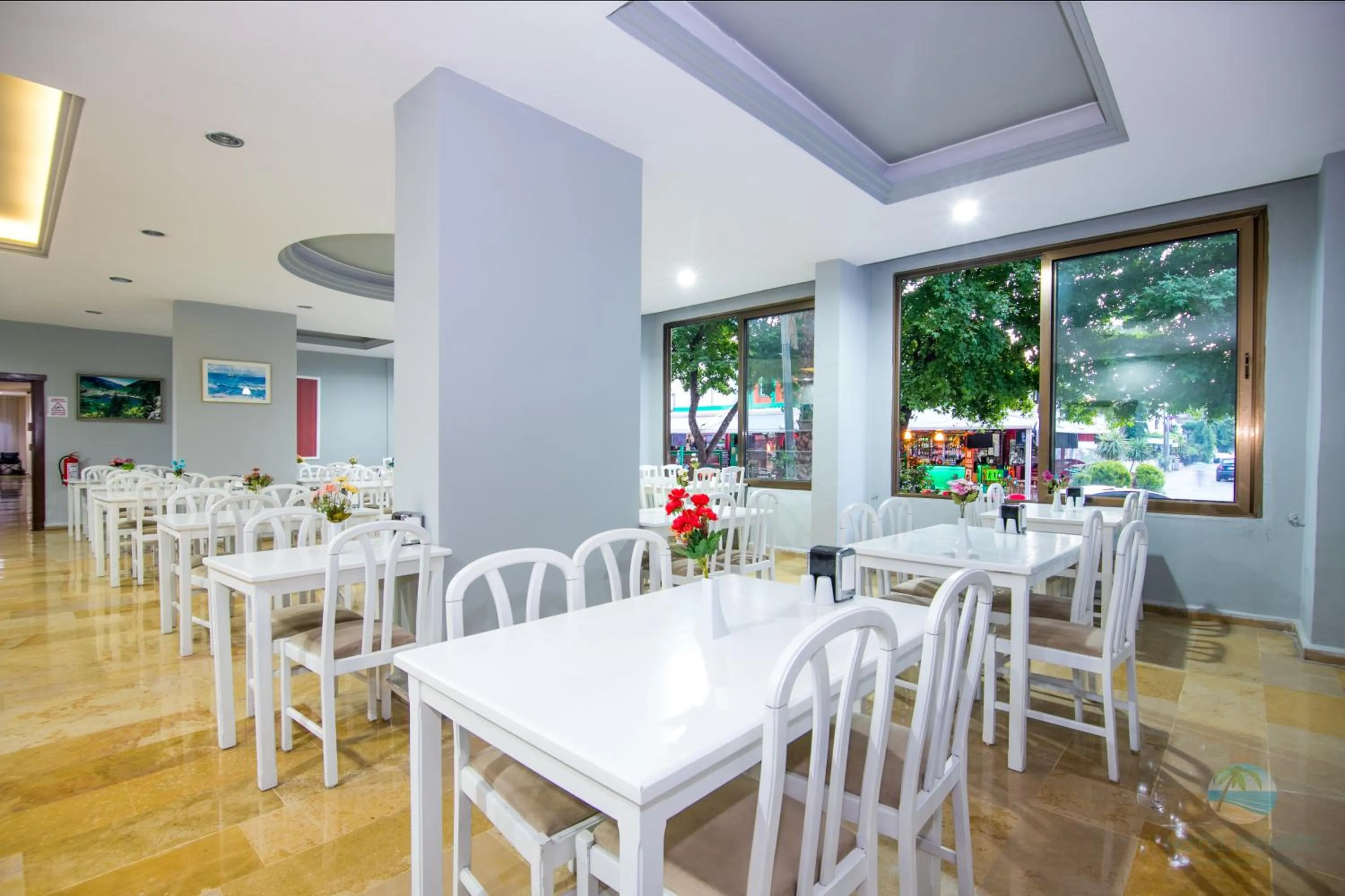 Restaurant/places to eat in Private Hotel