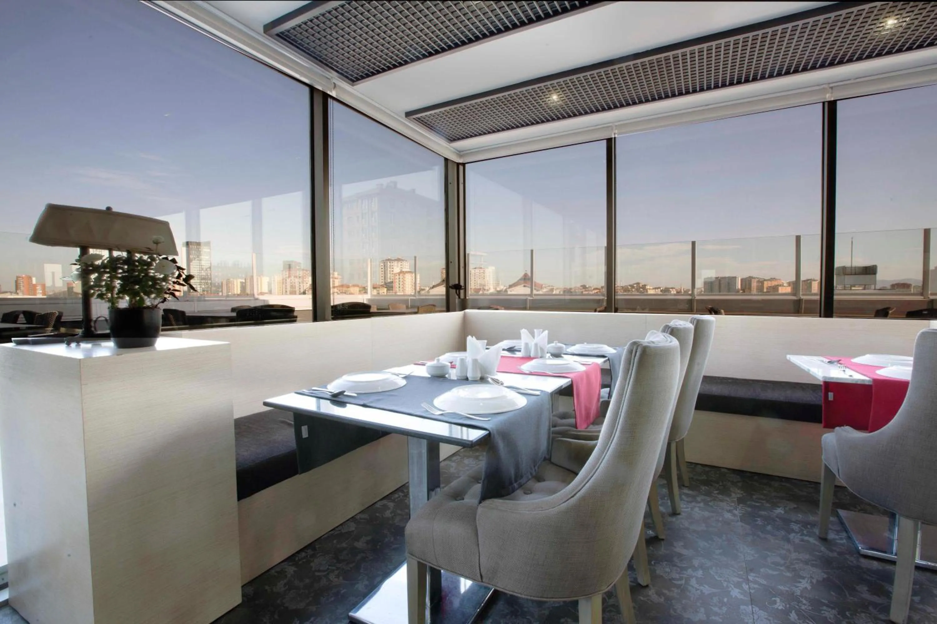 Restaurant/places to eat in Akoni Hotel