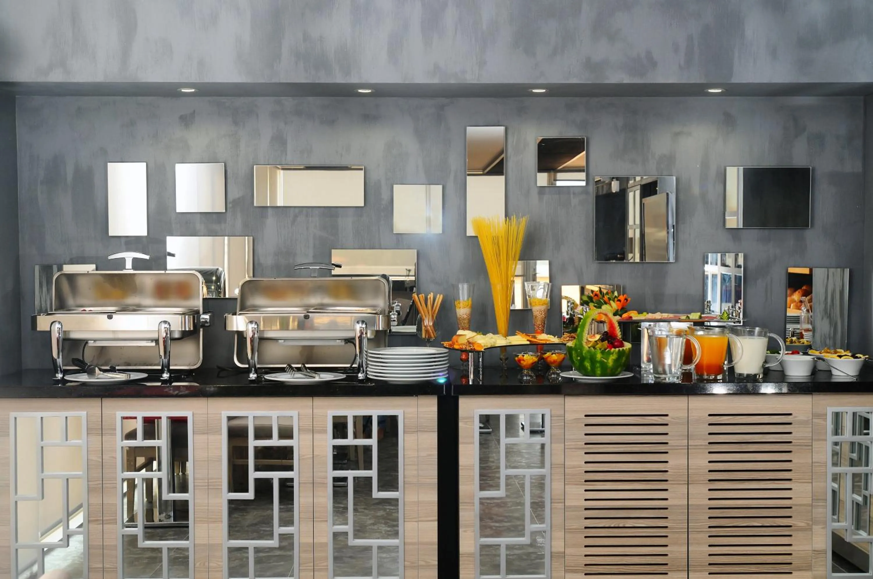 Restaurant/places to eat in Akoni Hotel