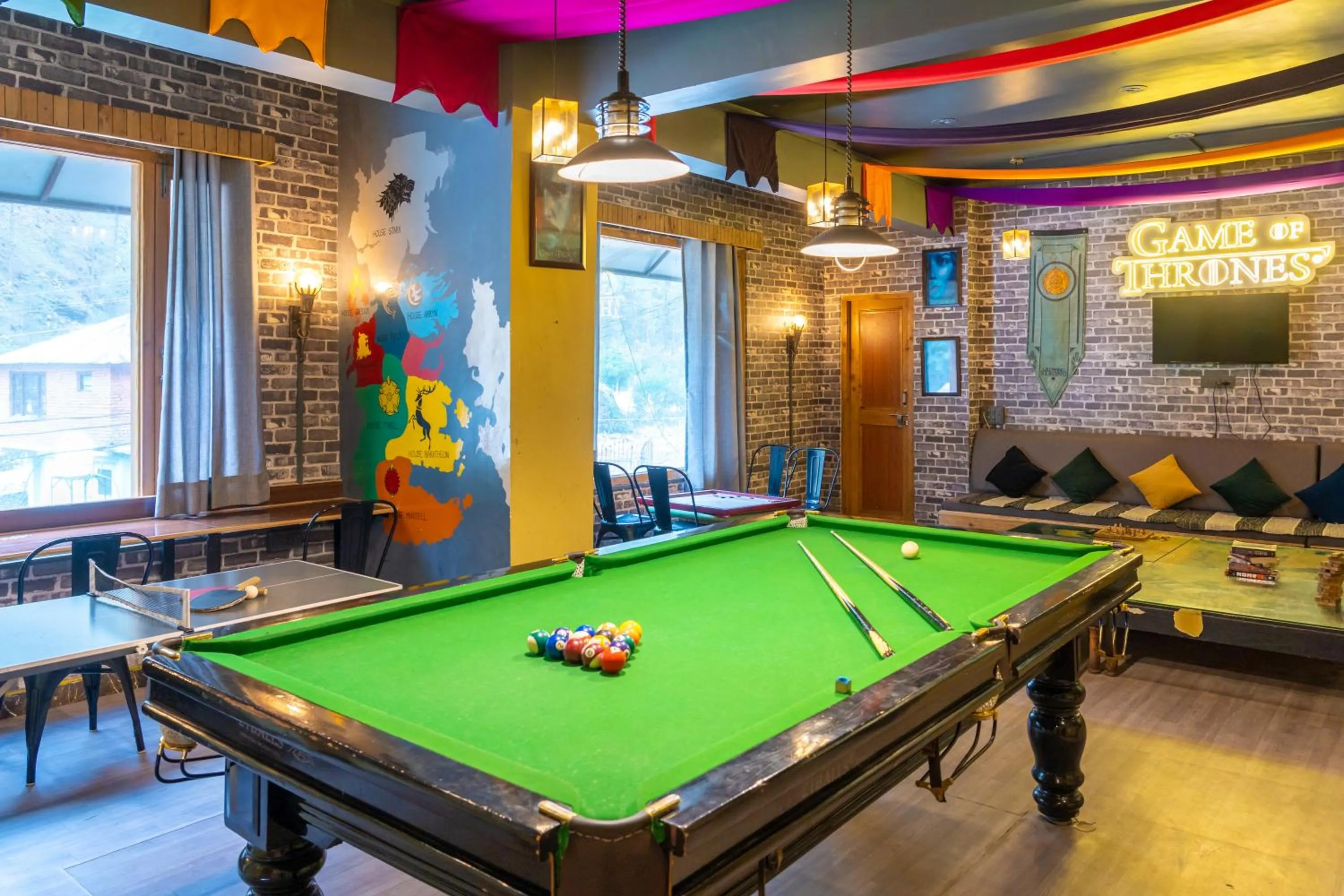 Communal kitchen in Whoopers Hostel Kasol