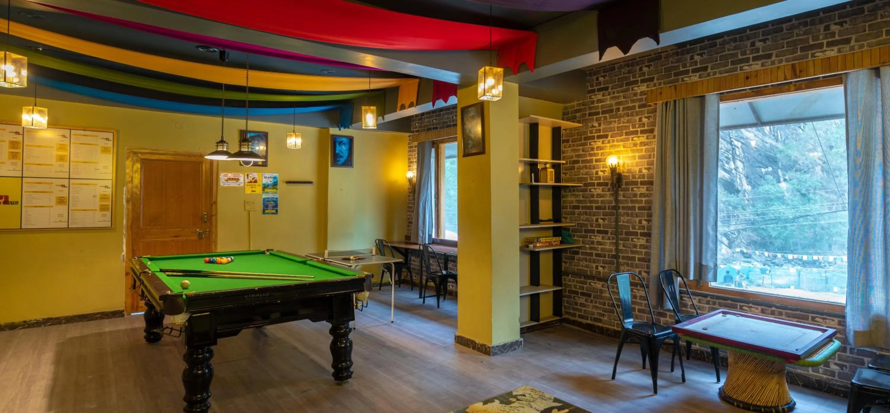 Communal lounge/ TV room in Whoopers Hostel Kasol