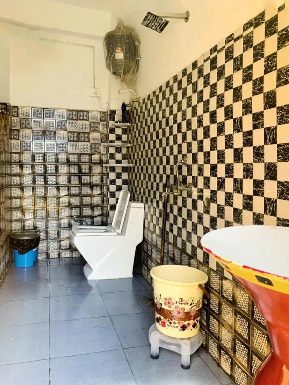 Bathroom in Whoopers Hostel Kasol