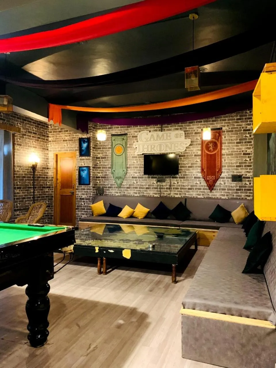 Communal lounge/ TV room in Whoopers Hostel Kasol