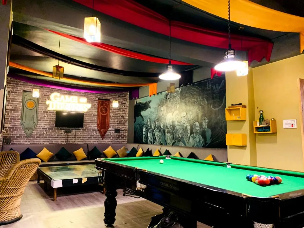 Communal lounge/ TV room in Whoopers Hostel Kasol