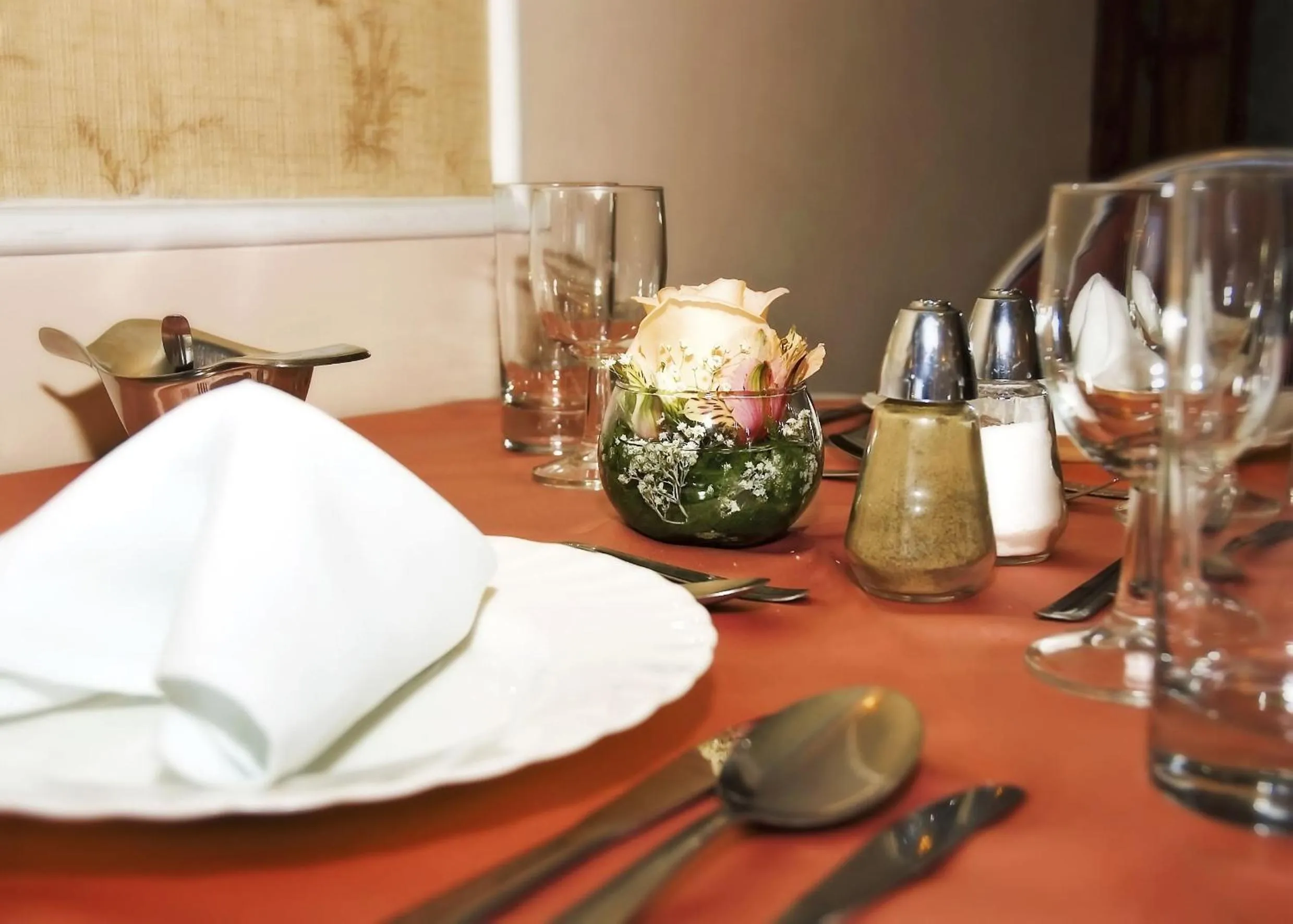 Restaurant/places to eat in Americana Hotel