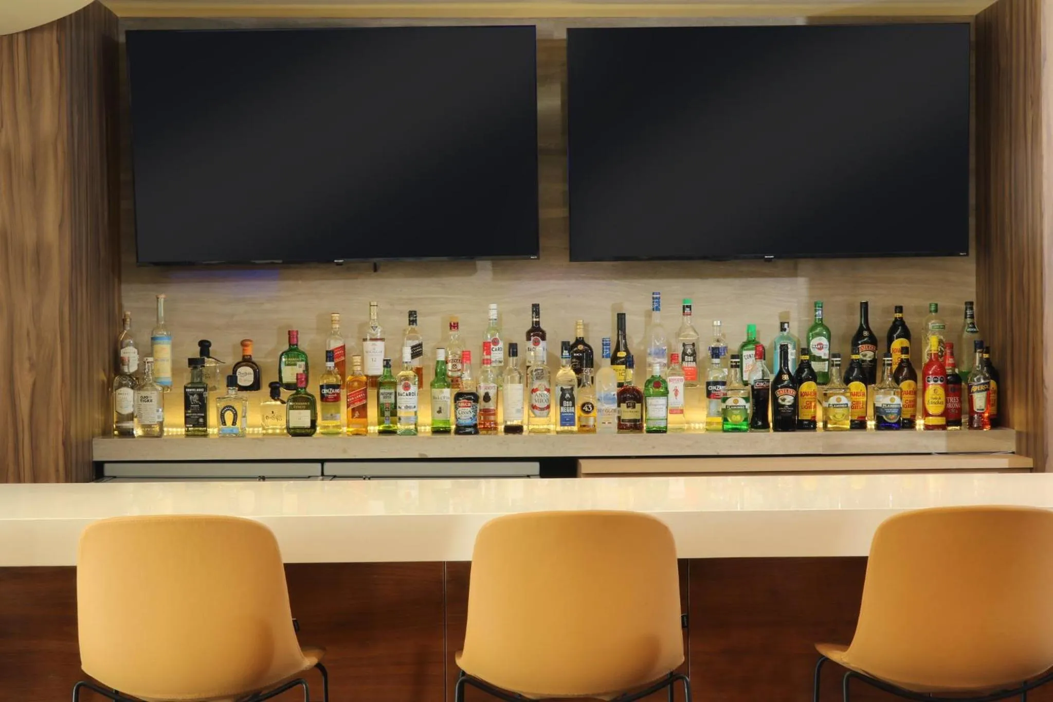 Lounge or bar in Holiday Inn Tijuana Zona Rio by IHG