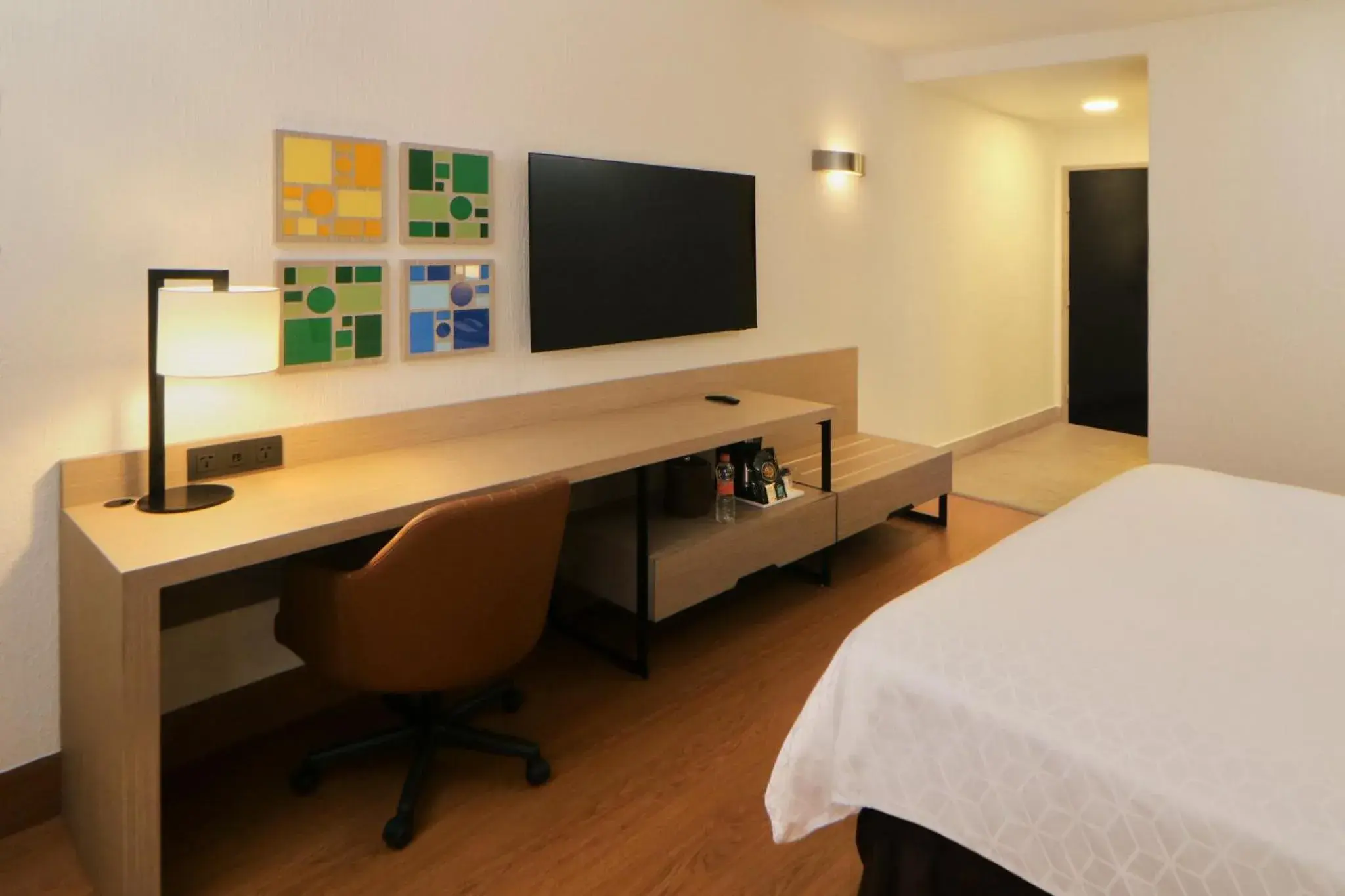 Standard King Room - Accessible in Holiday Inn Tijuana Zona Rio by IHG Standard King Room - Accessible in Holiday Inn Tijuana Zona Rio by IHG