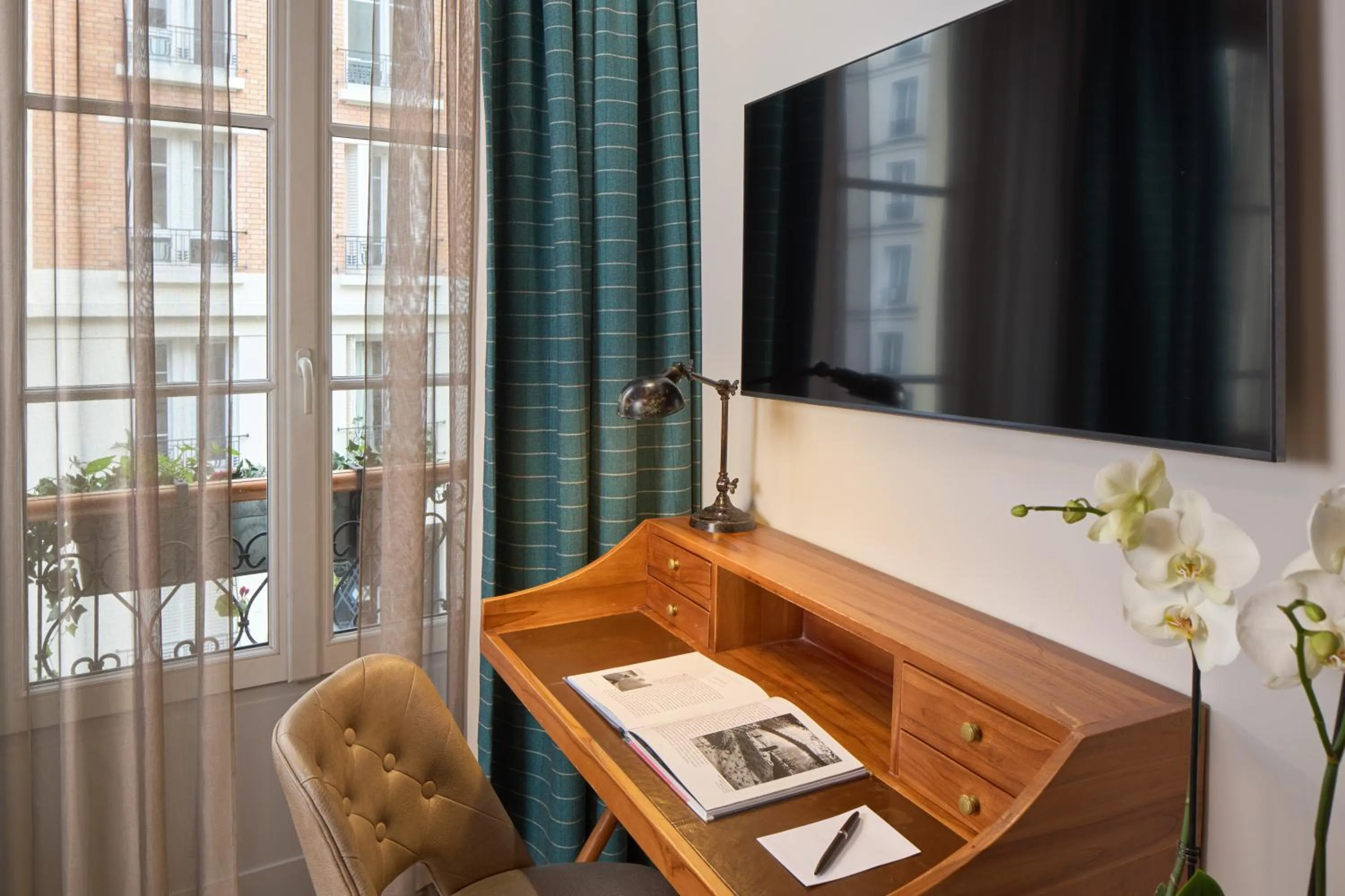 TV and multimedia in Le Robinet d'Or Paris Canal Saint Martin