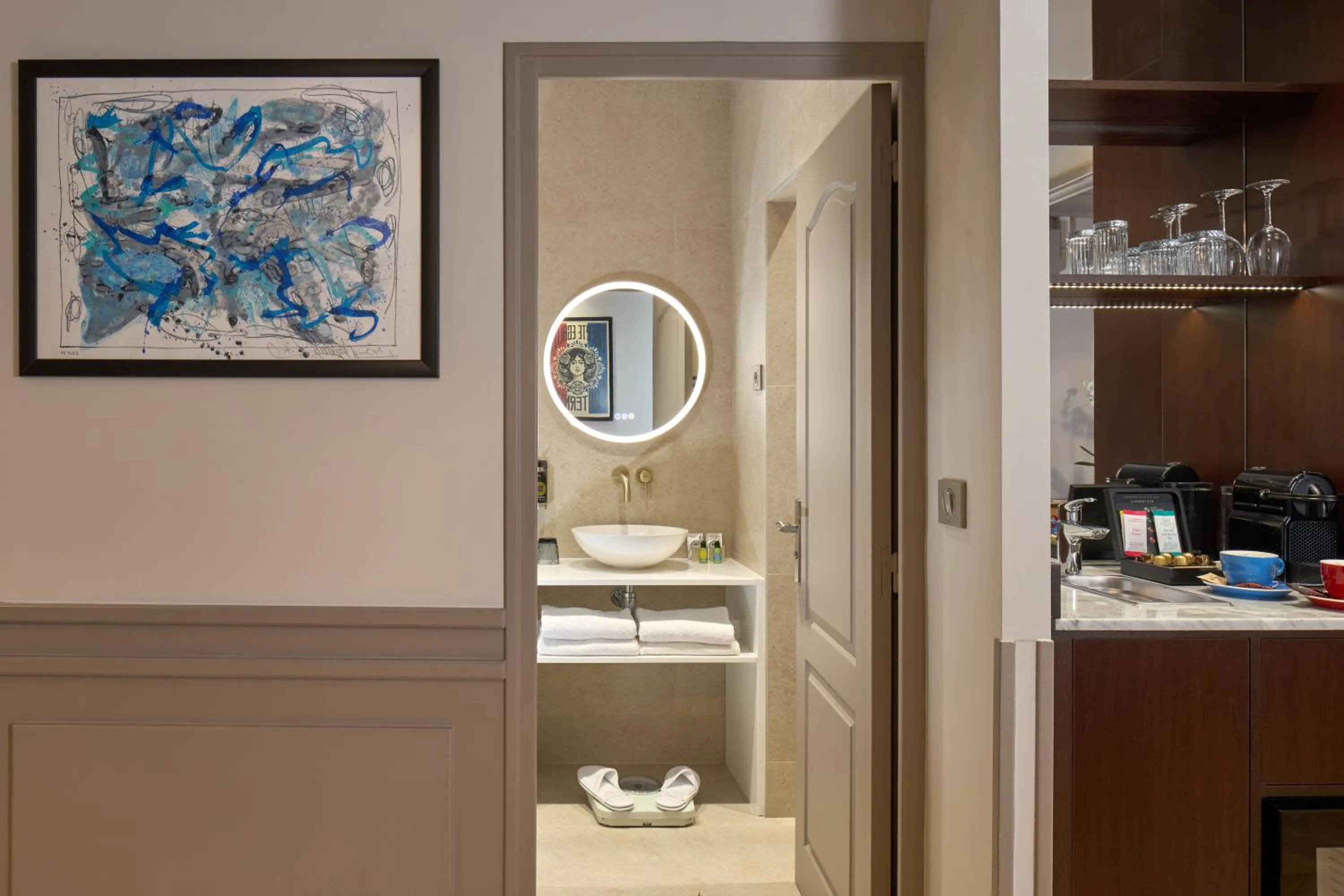 Shower in Le Robinet d'Or Paris Canal Saint Martin