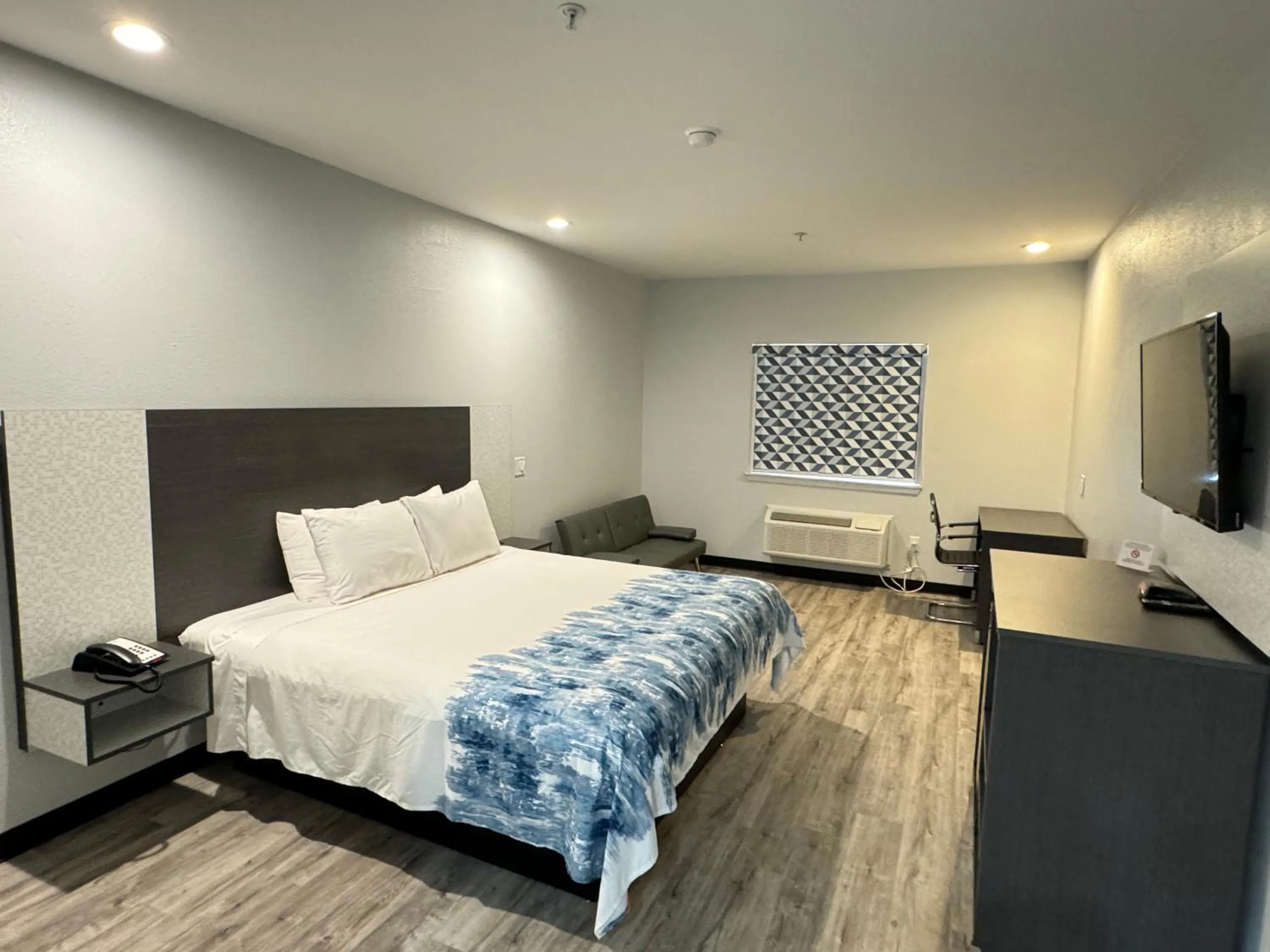 Bed in Americas Best Value Inn & Suites Haltom City Ft. Worth