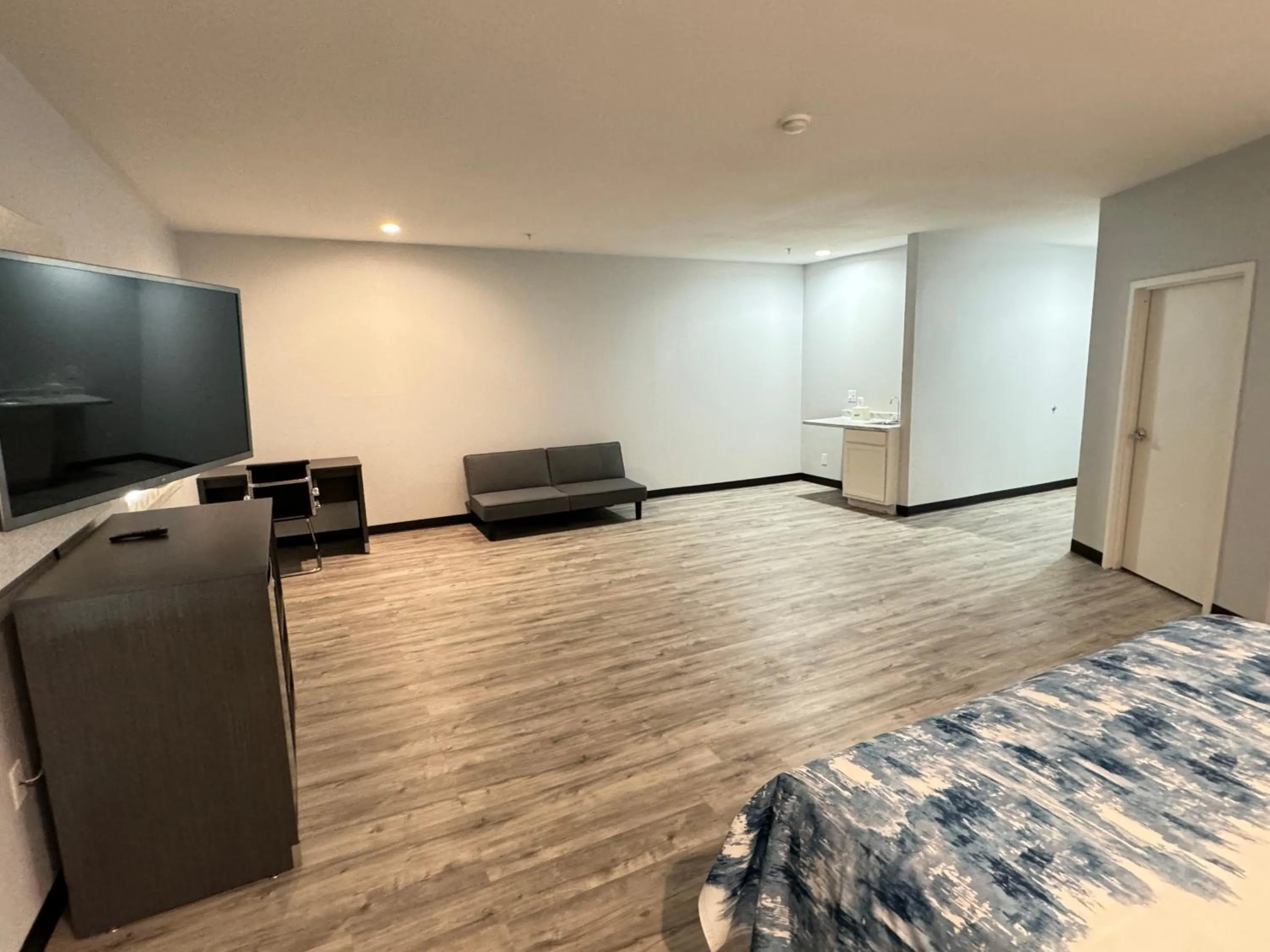 TV and multimedia, Bed in Americas Best Value Inn & Suites Haltom City Ft. Worth