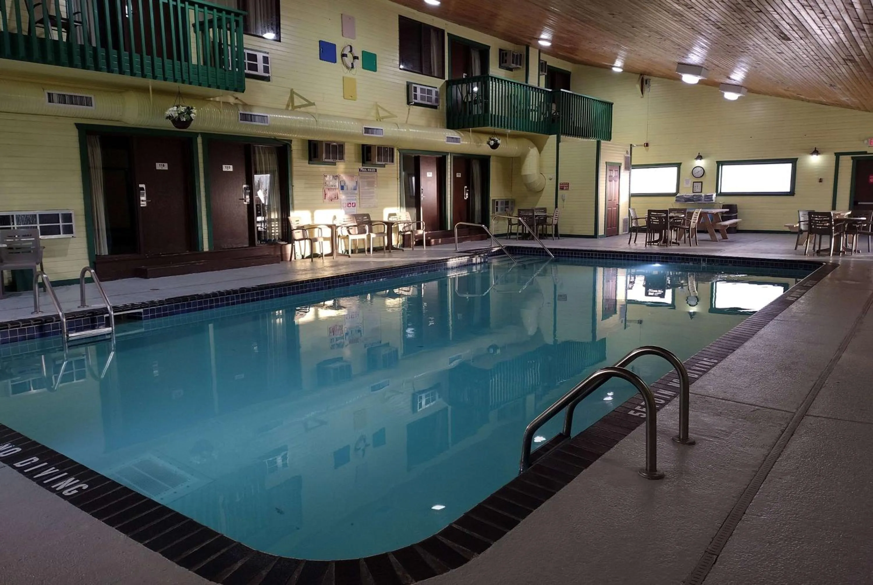 Swimming pool in Americas Best Value Inn - Duluth Spirit Mountain Inn
