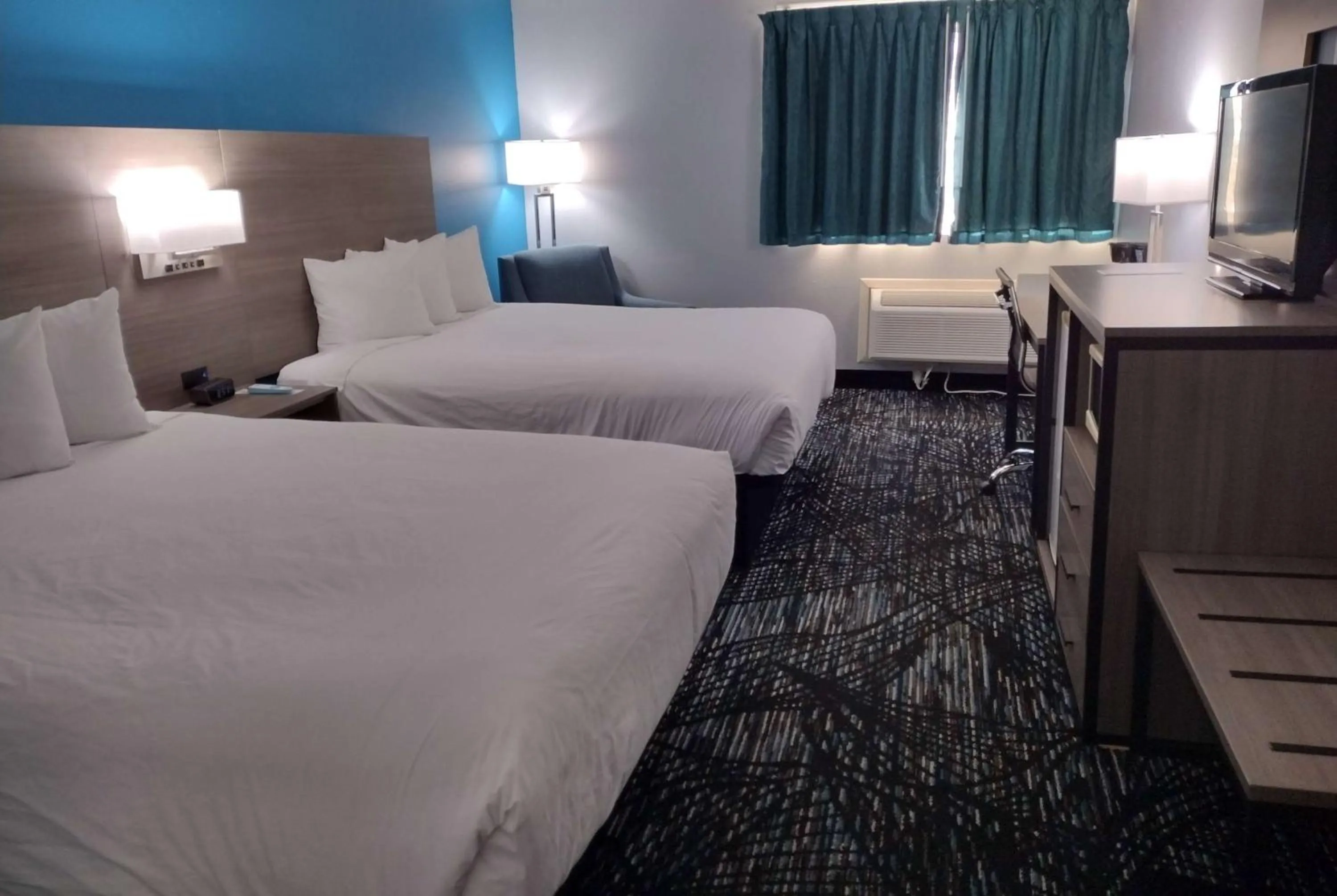 Photo of the whole room, Bed in Americas Best Value Inn - Duluth Spirit Mountain Inn