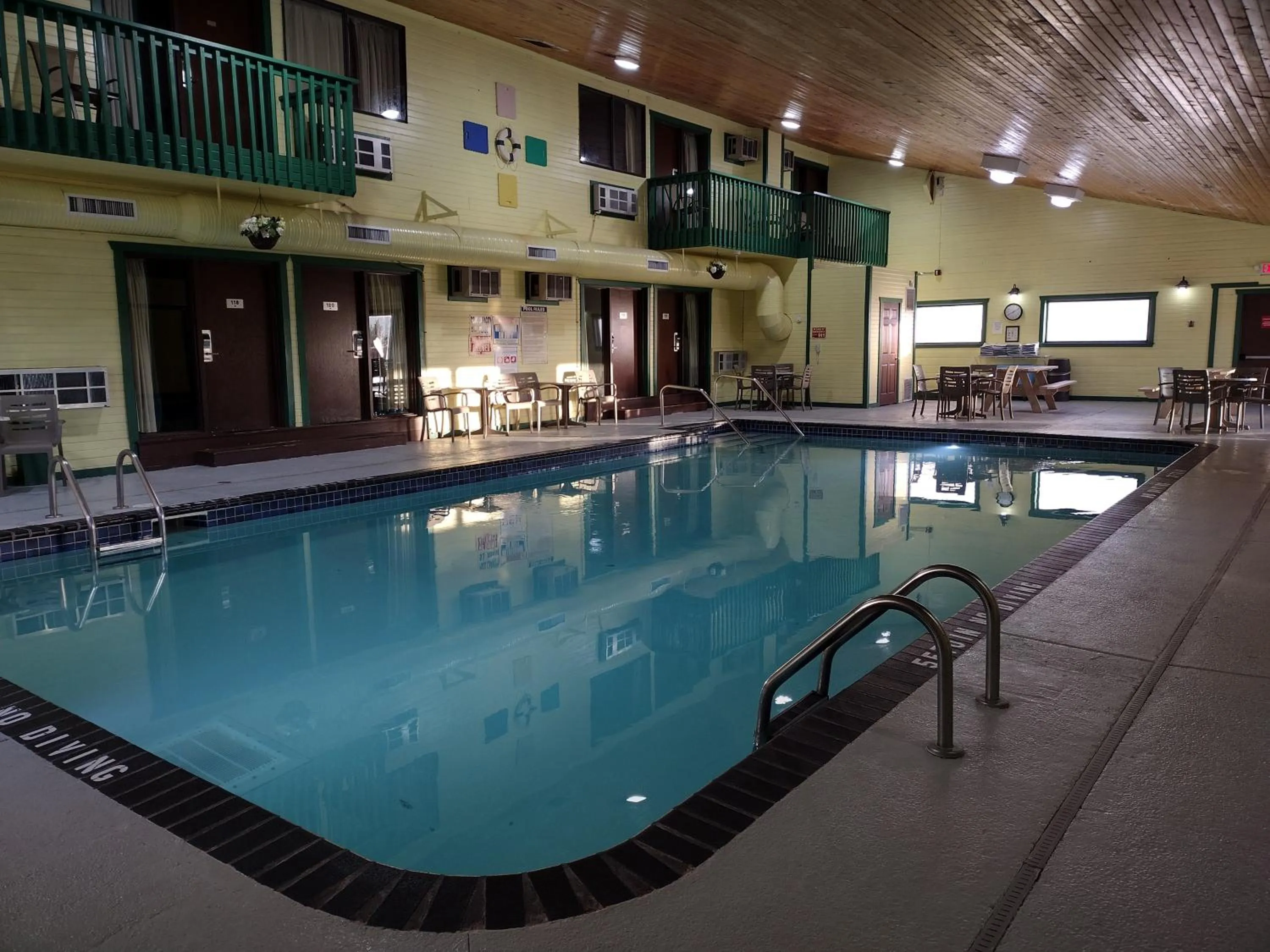 Swimming pool in Americas Best Value Inn - Duluth Spirit Mountain Inn