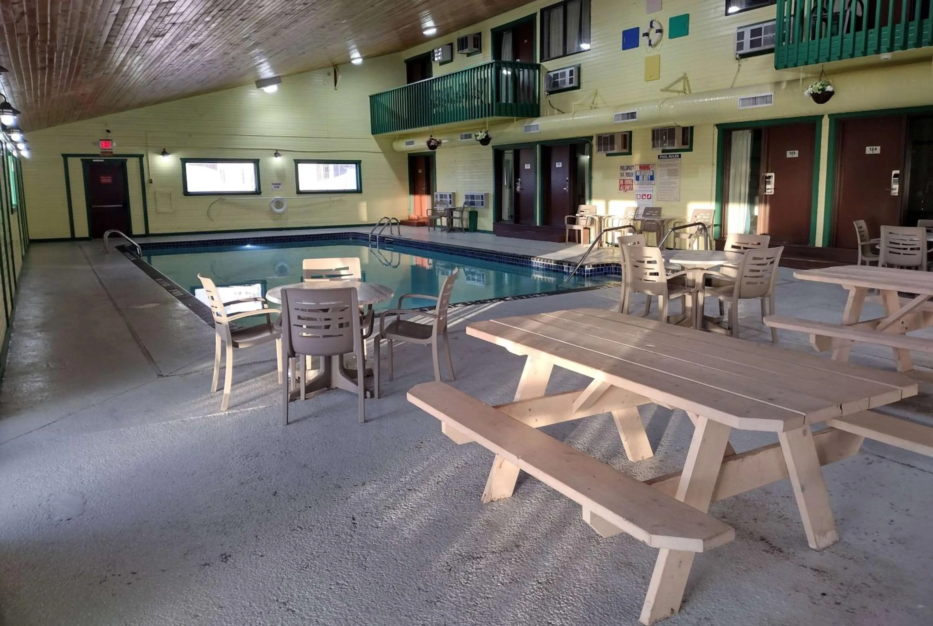 Swimming pool in Americas Best Value Inn - Duluth Spirit Mountain Inn