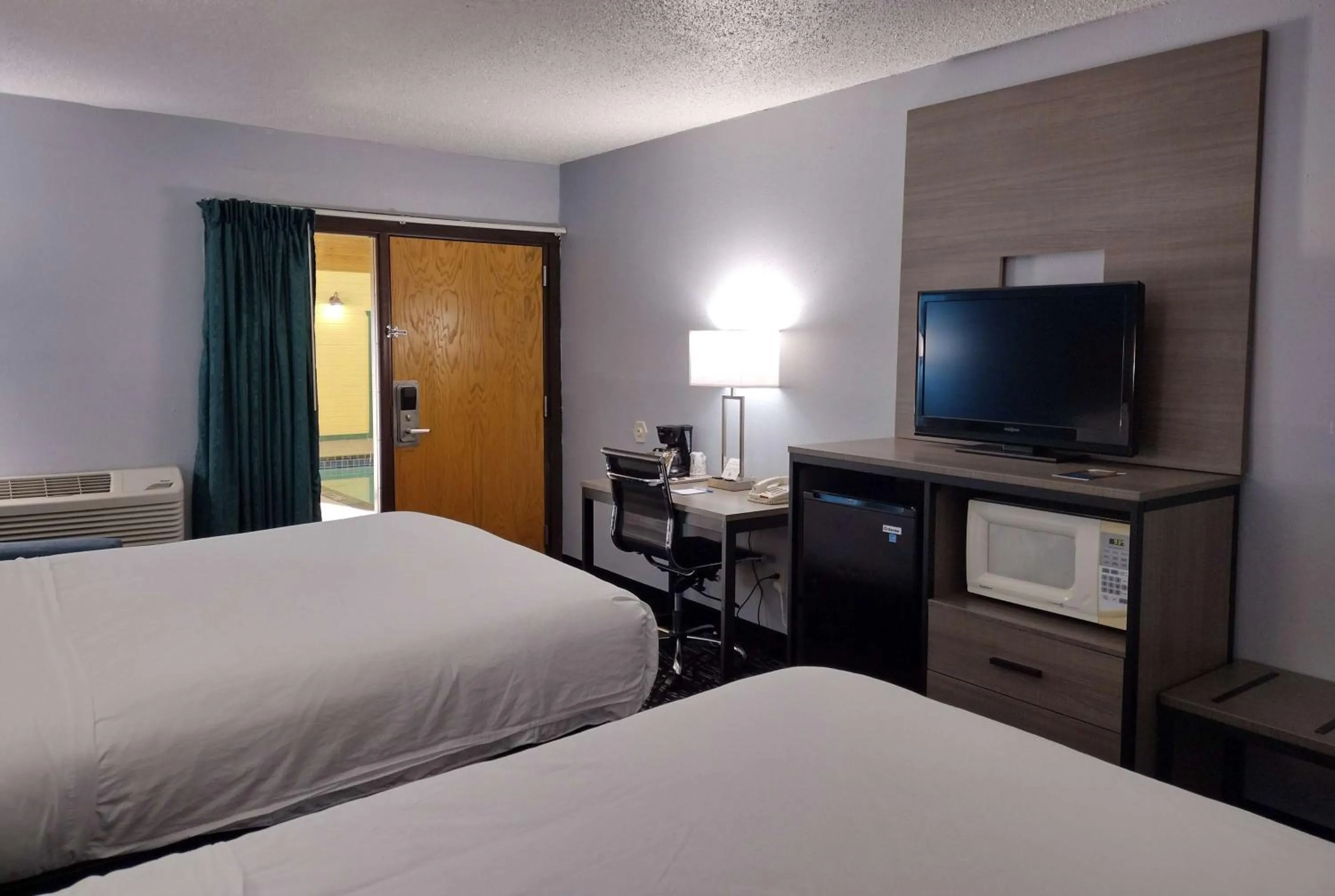 Photo of the whole room, Bed in Americas Best Value Inn - Duluth Spirit Mountain Inn