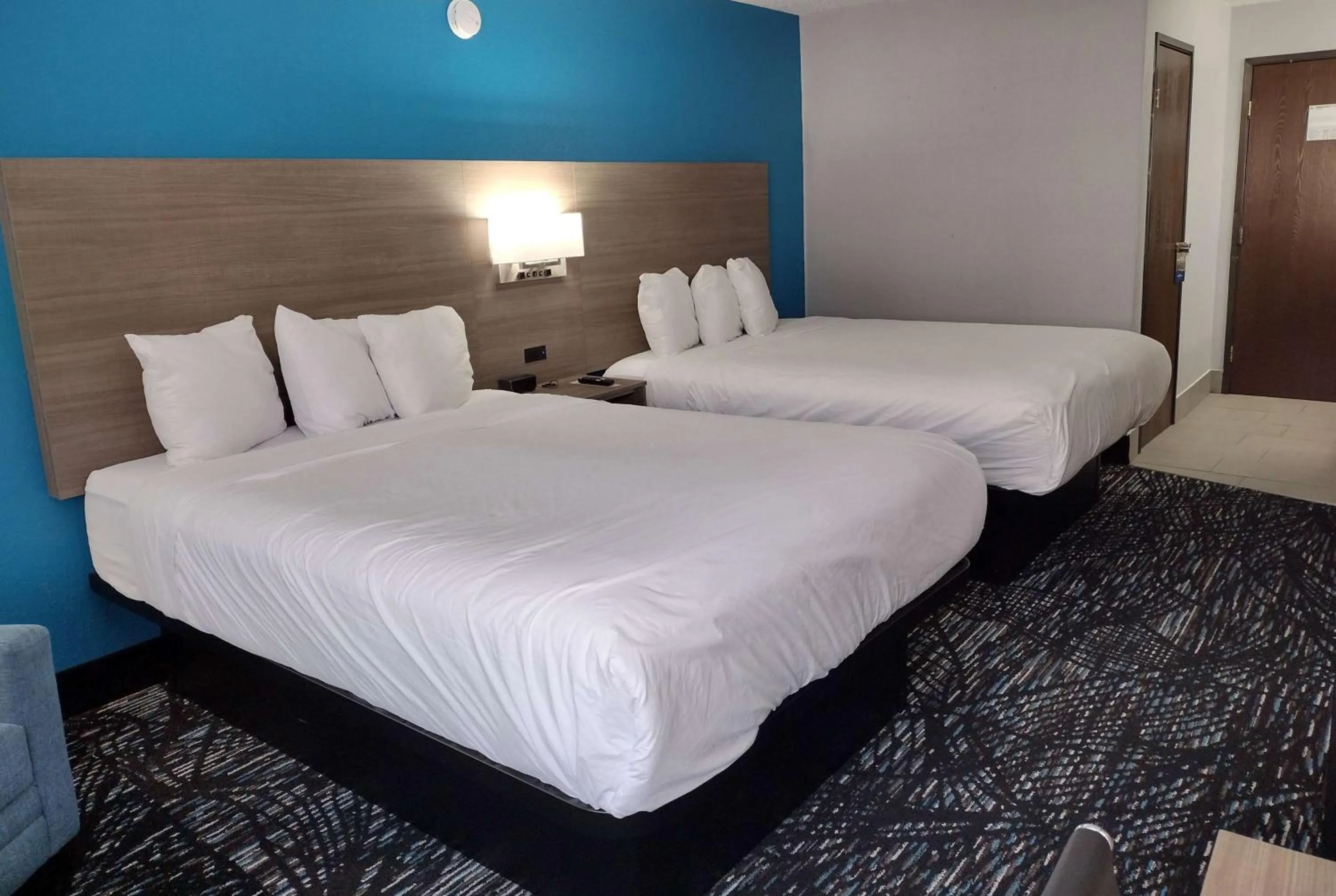 Photo of the whole room, Bed in Americas Best Value Inn - Duluth Spirit Mountain Inn